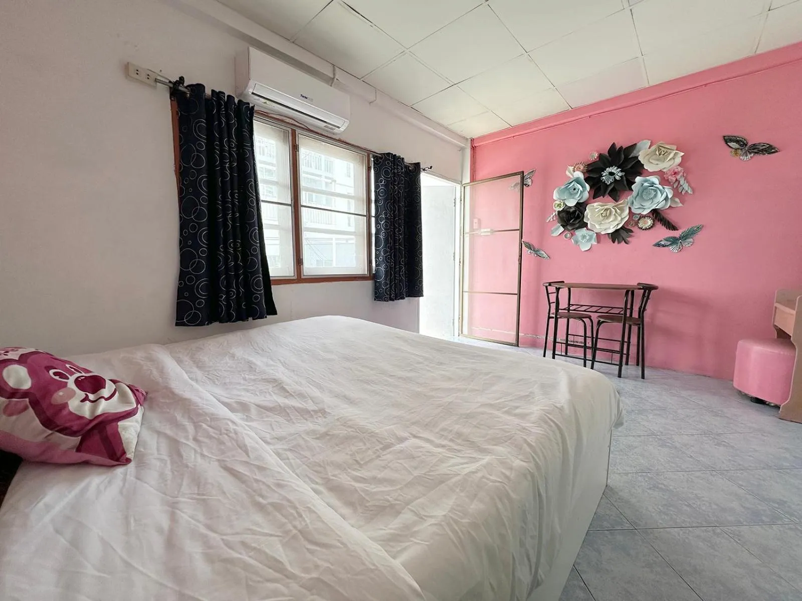 Bedroom, Bed in Sea View Jomtien Guest House