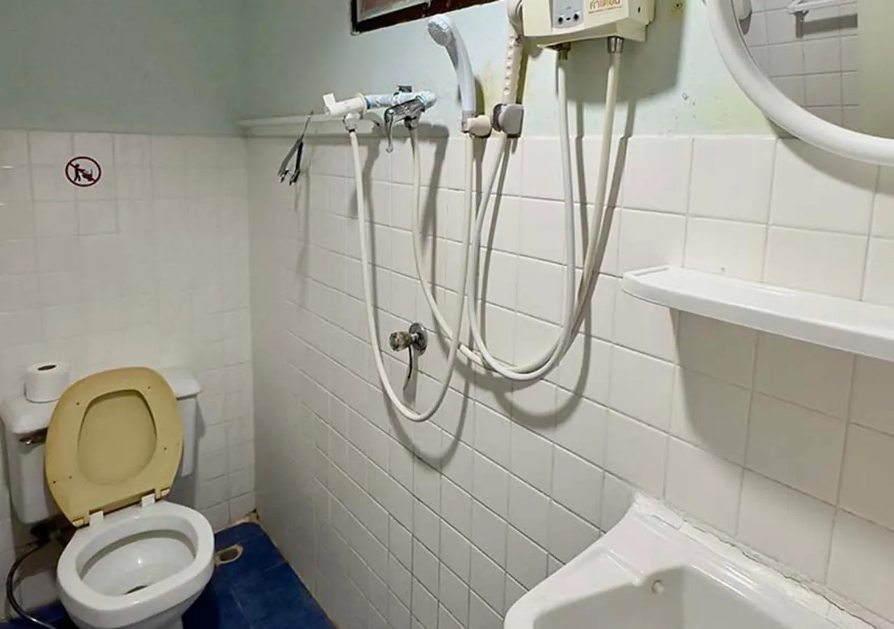 Shower in Sea View Jomtien Guest House