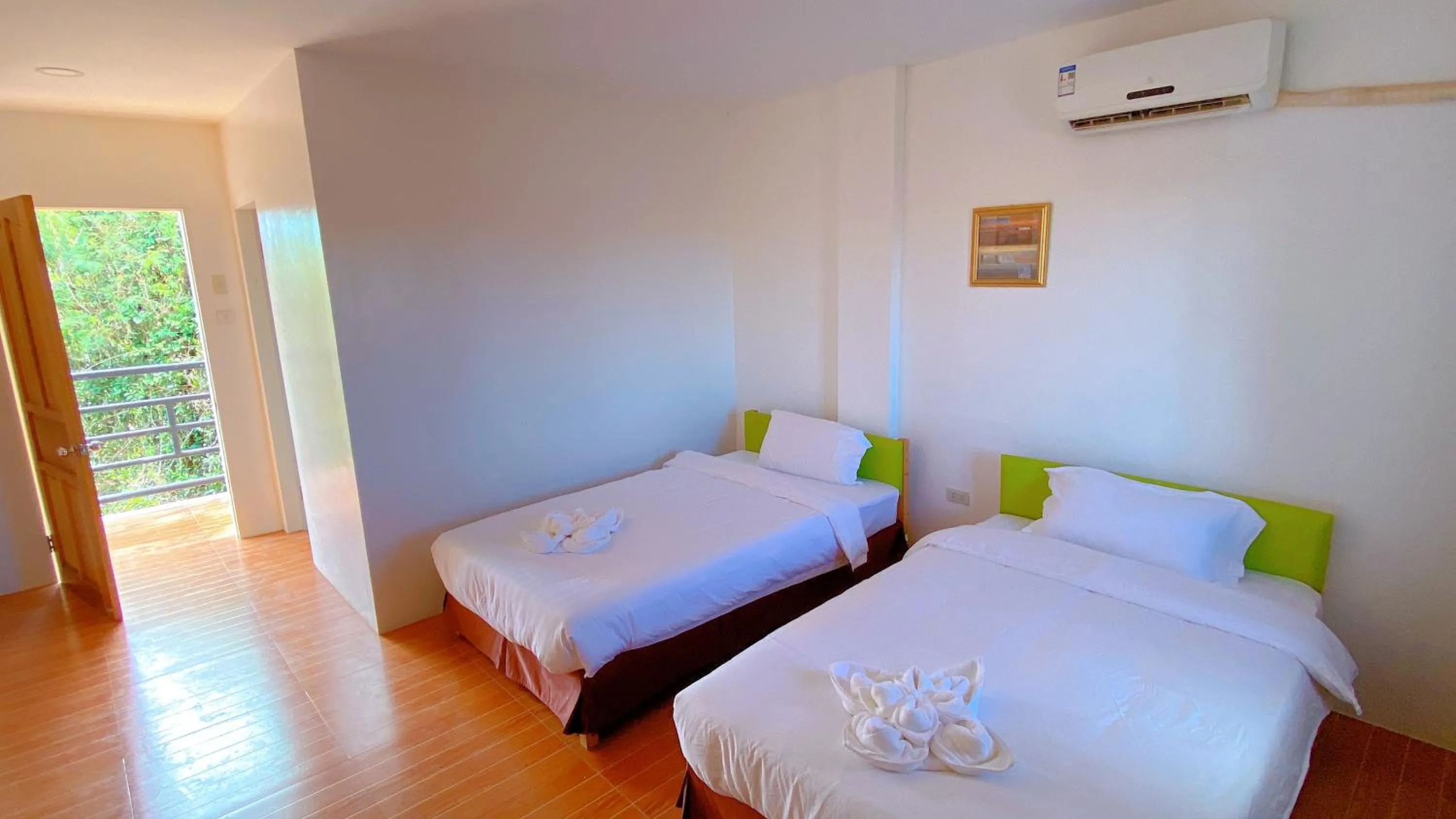 Photo of the whole room, Bed in Green Mango Resort