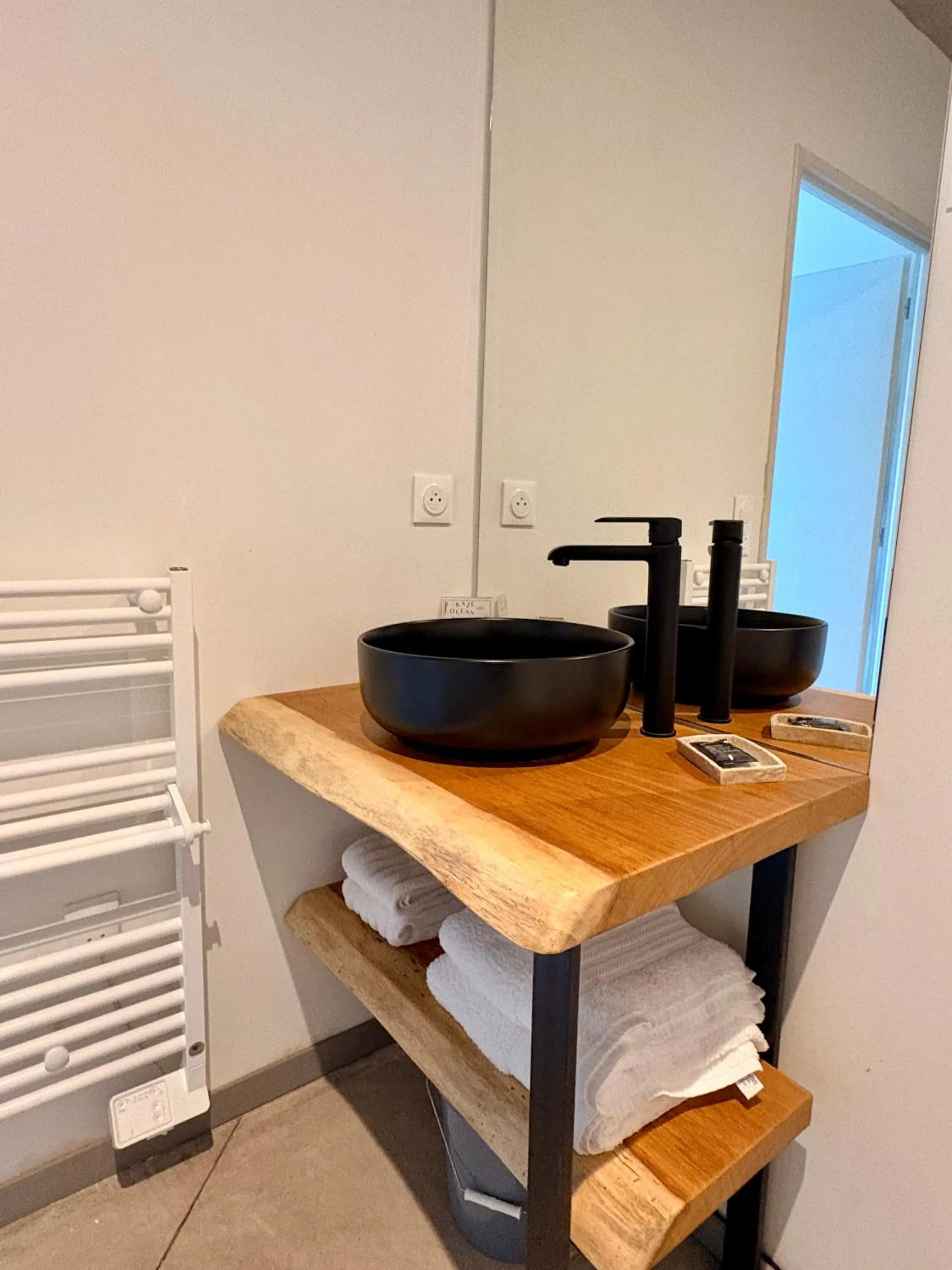 Bathroom in Kaze Océan, The Originals Relais