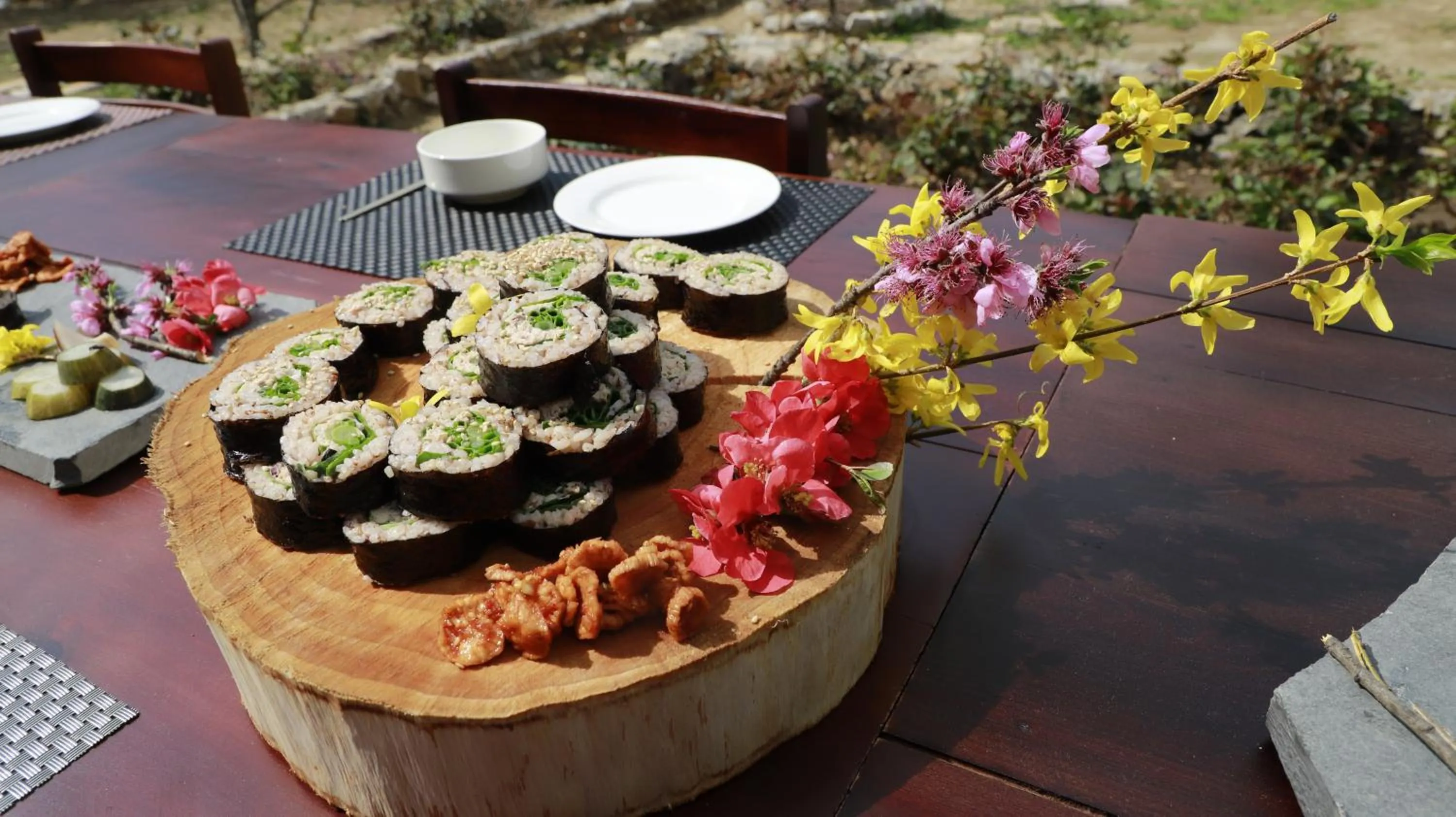 Restaurant/places to eat in Taktsangri-La