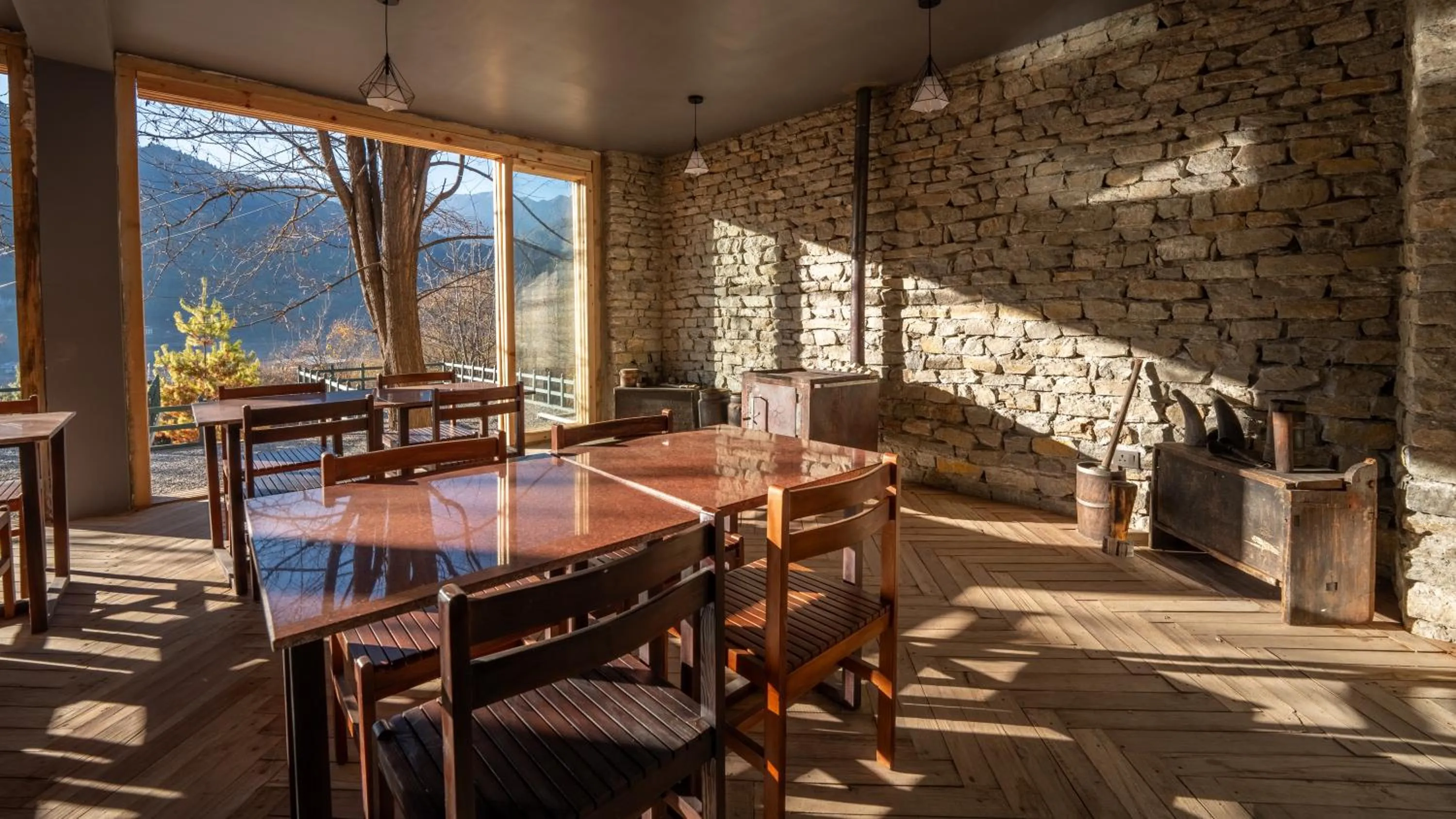 Restaurant/places to eat in Taktsangri-La