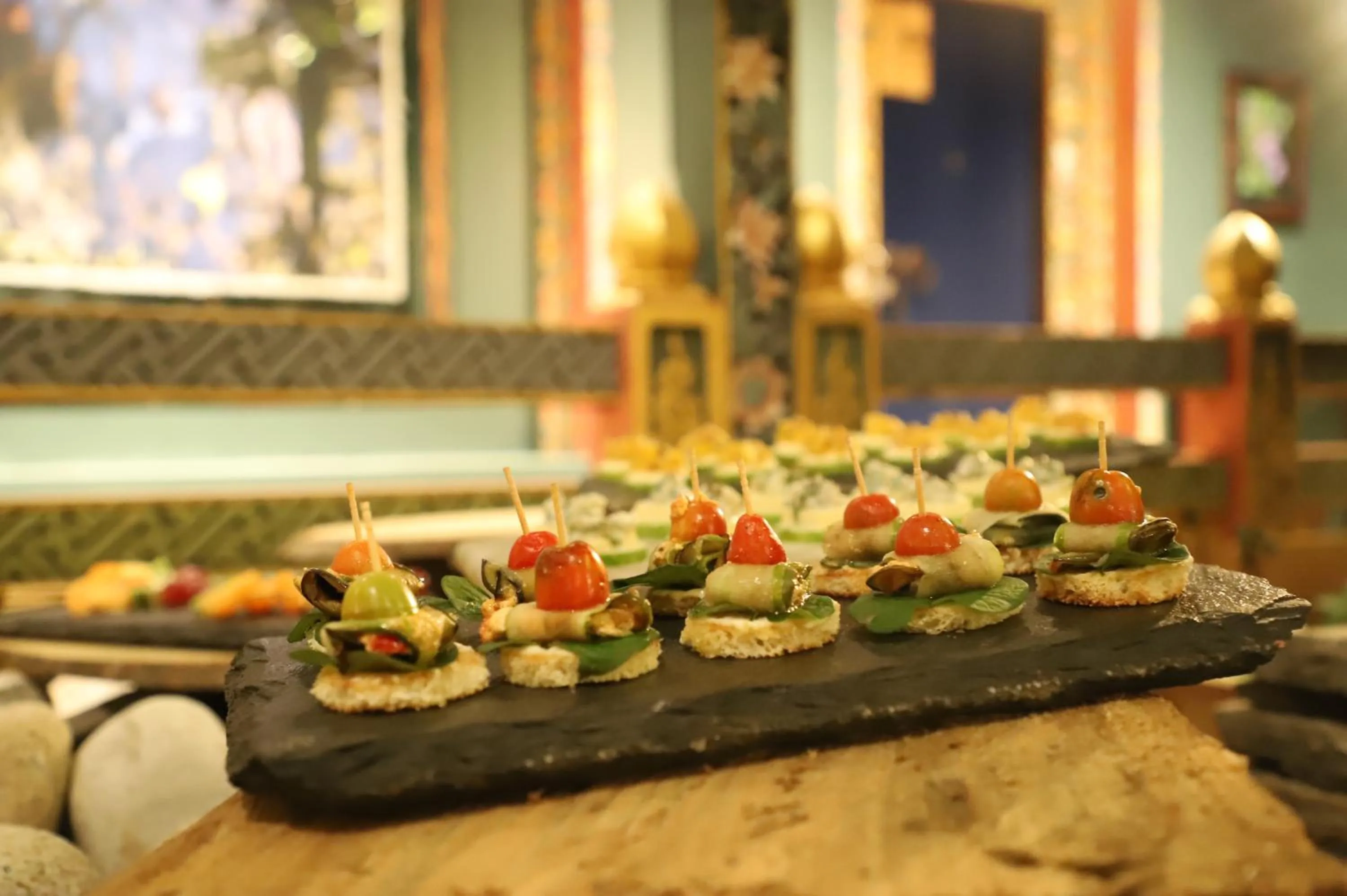 Restaurant/places to eat in Taktsangri-La