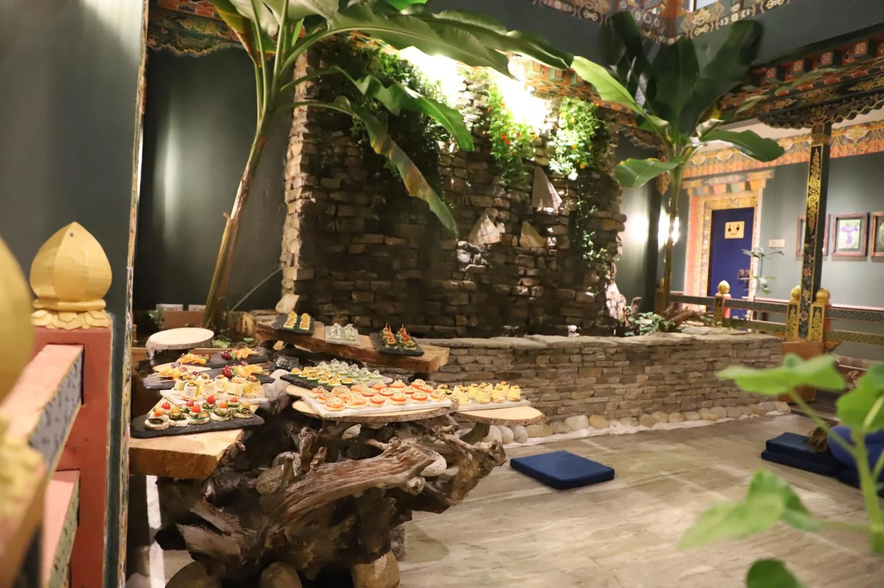 Restaurant/places to eat in Taktsangri-La