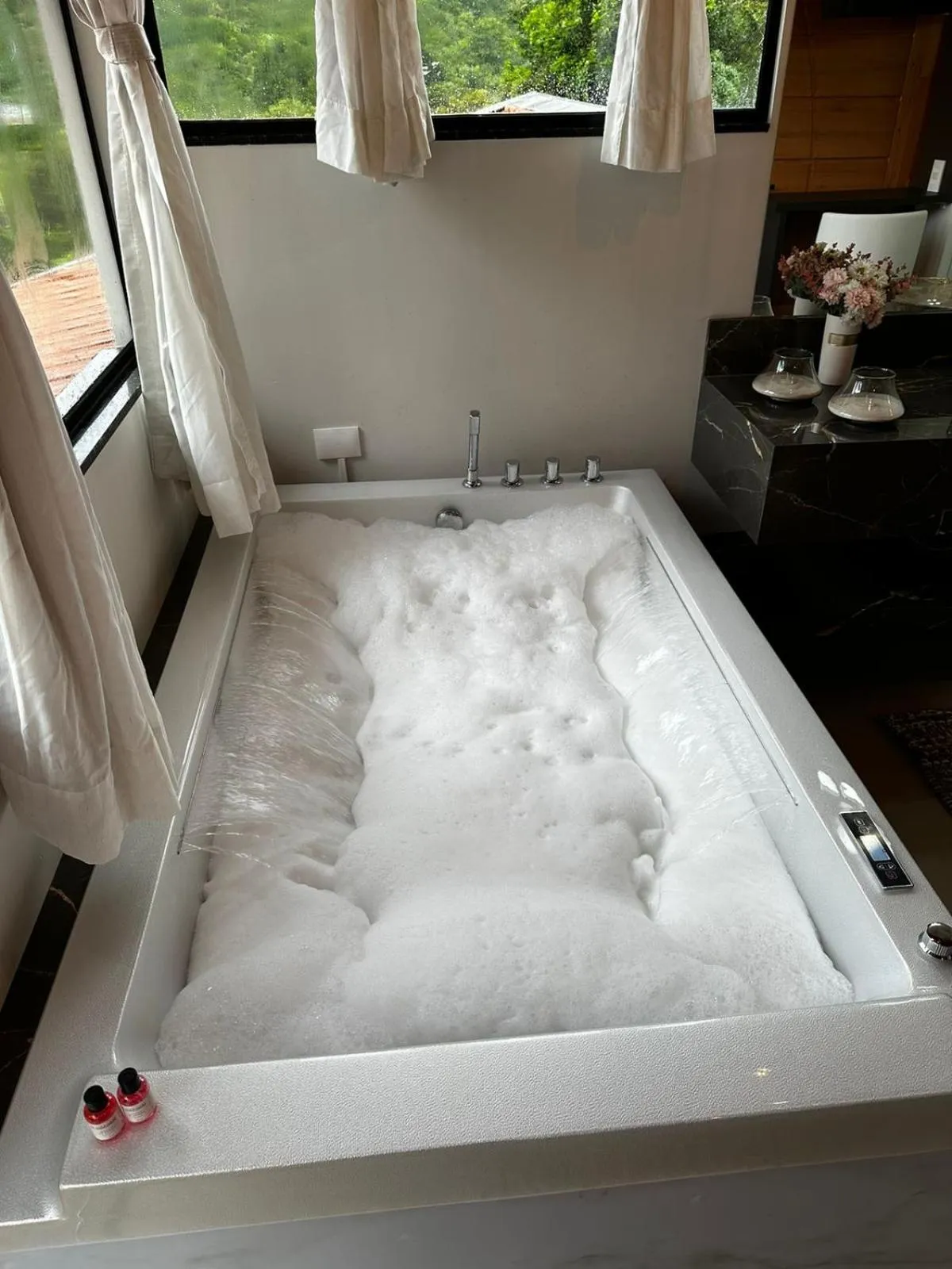 Hot Tub, Bed in Bombinhas Guest House