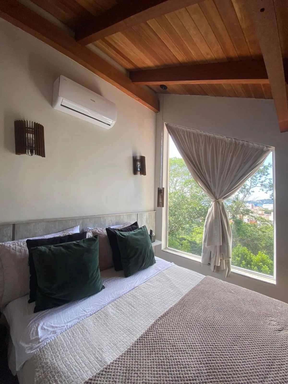 Bed in Bombinhas Guest House