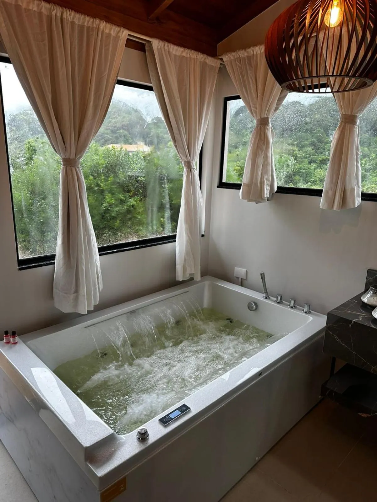 Hot Tub in Bombinhas Guest House