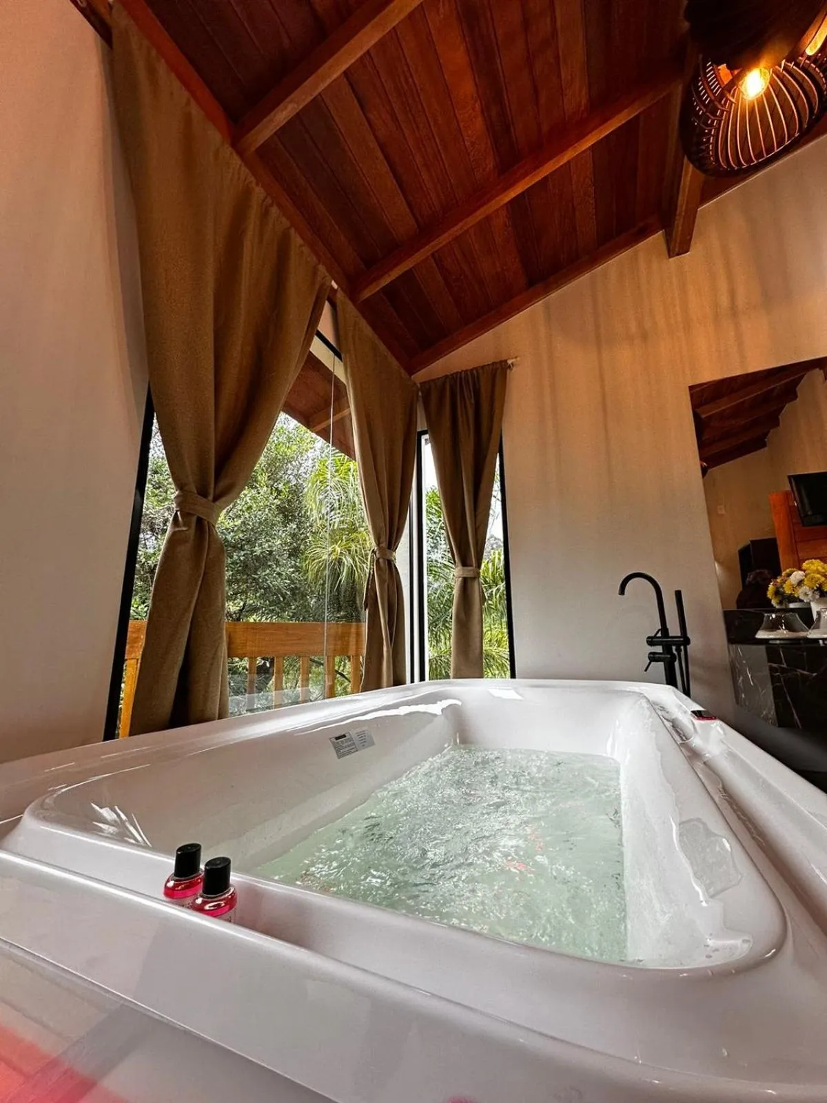 Hot Tub in Bombinhas Guest House