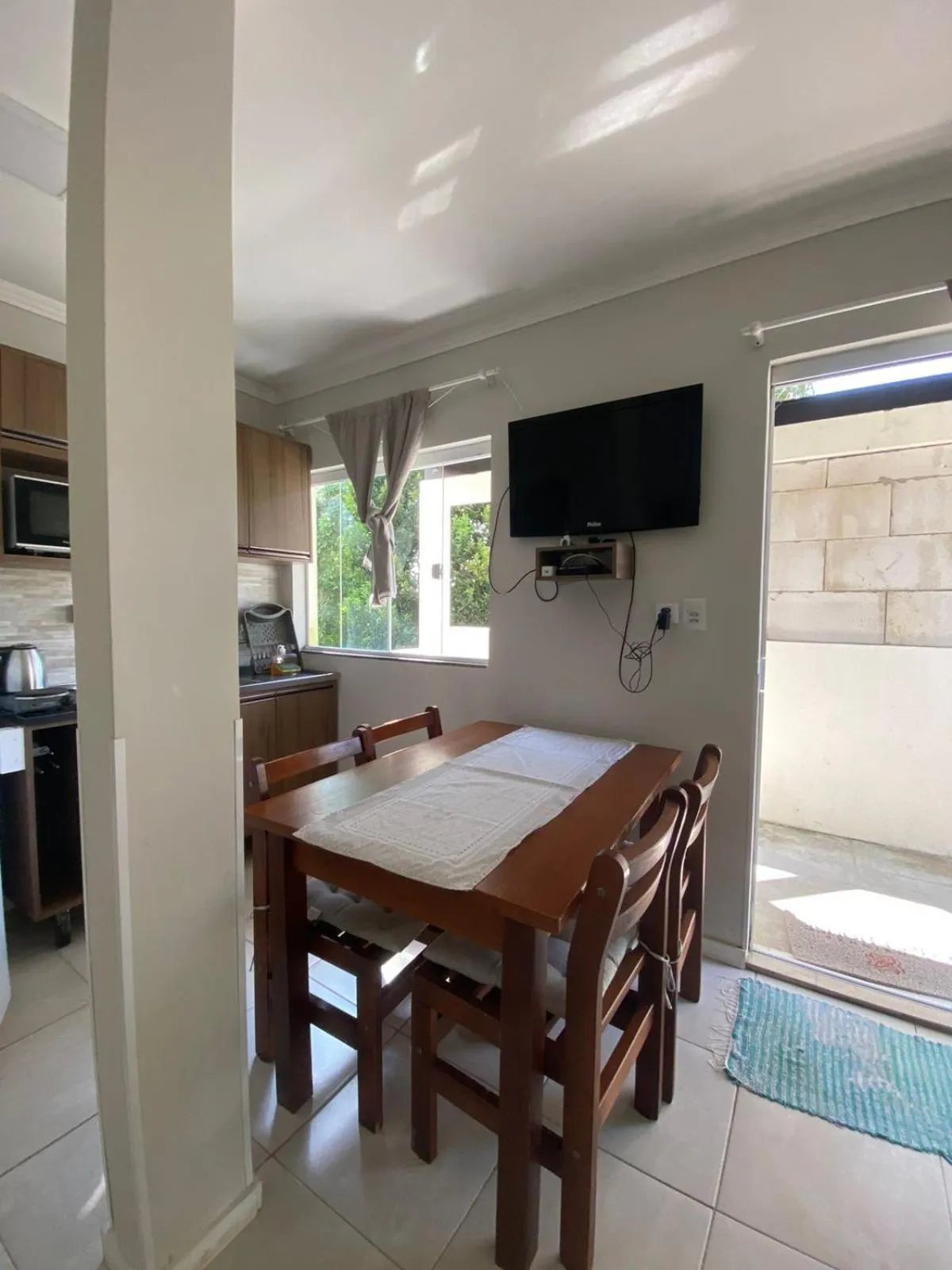 Communal lounge/ TV room in Bombinhas Guest House