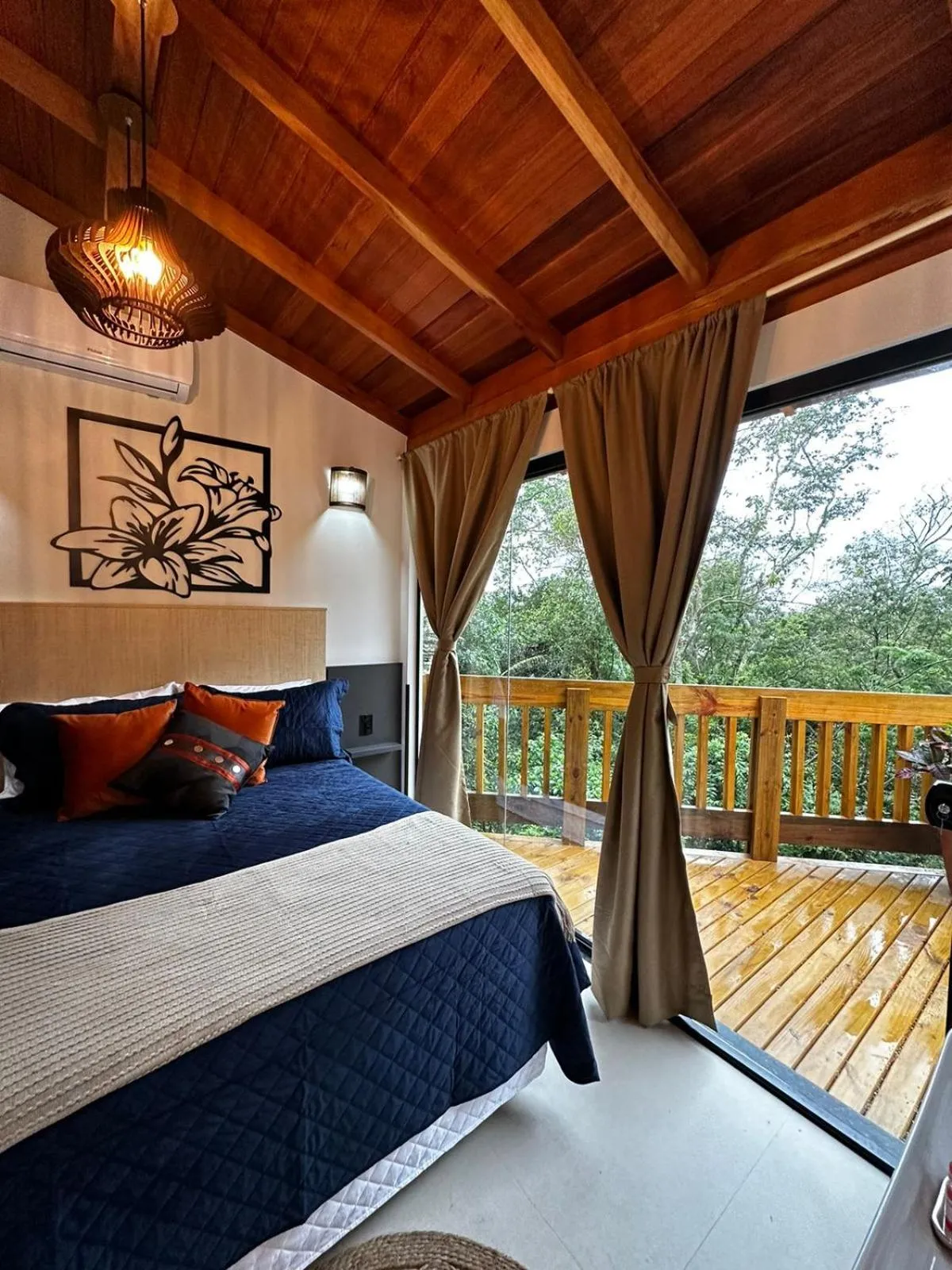 Bed in Bombinhas Guest House