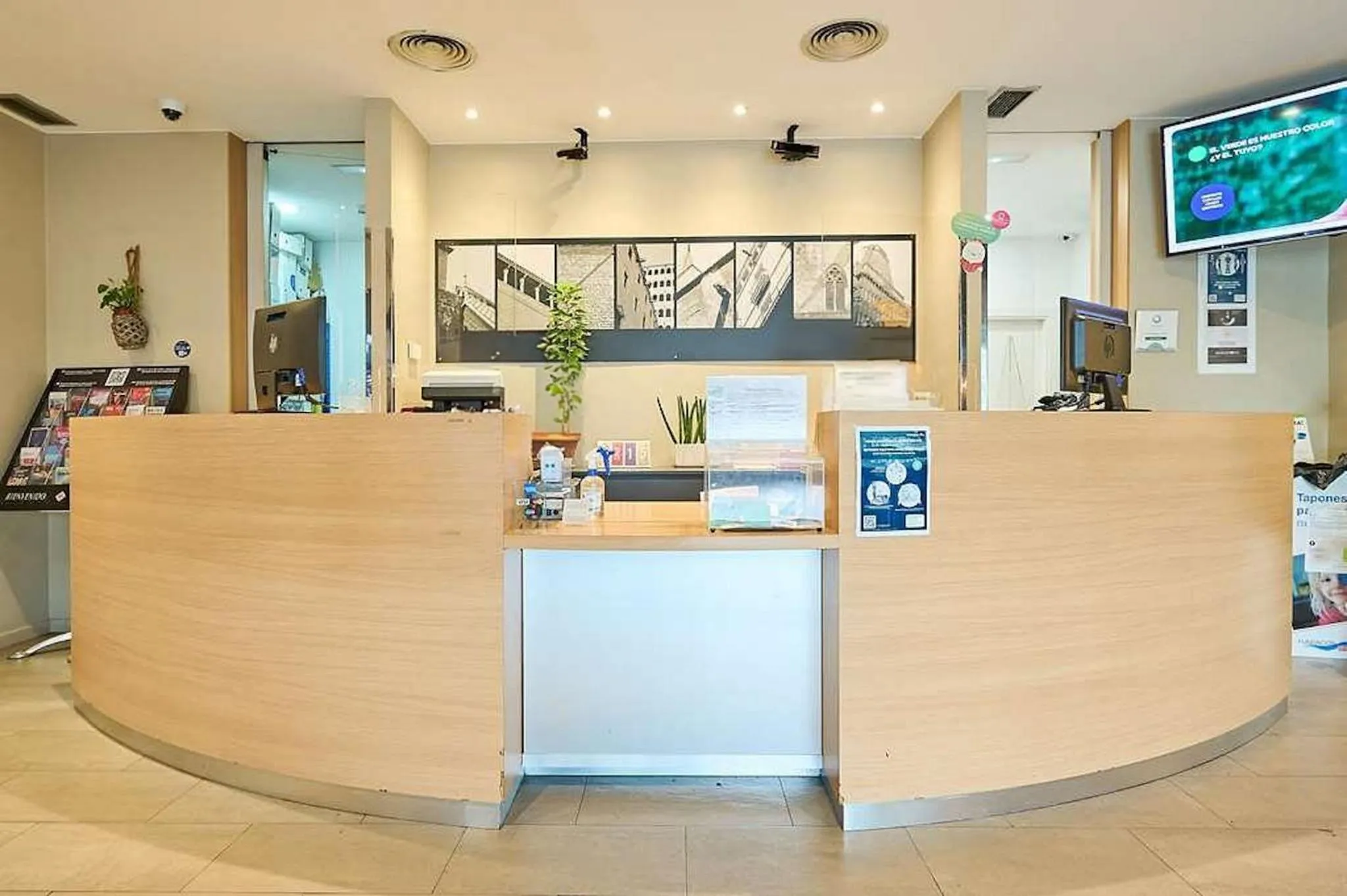 Lobby or reception in Travelodge BCN Cornella Fira