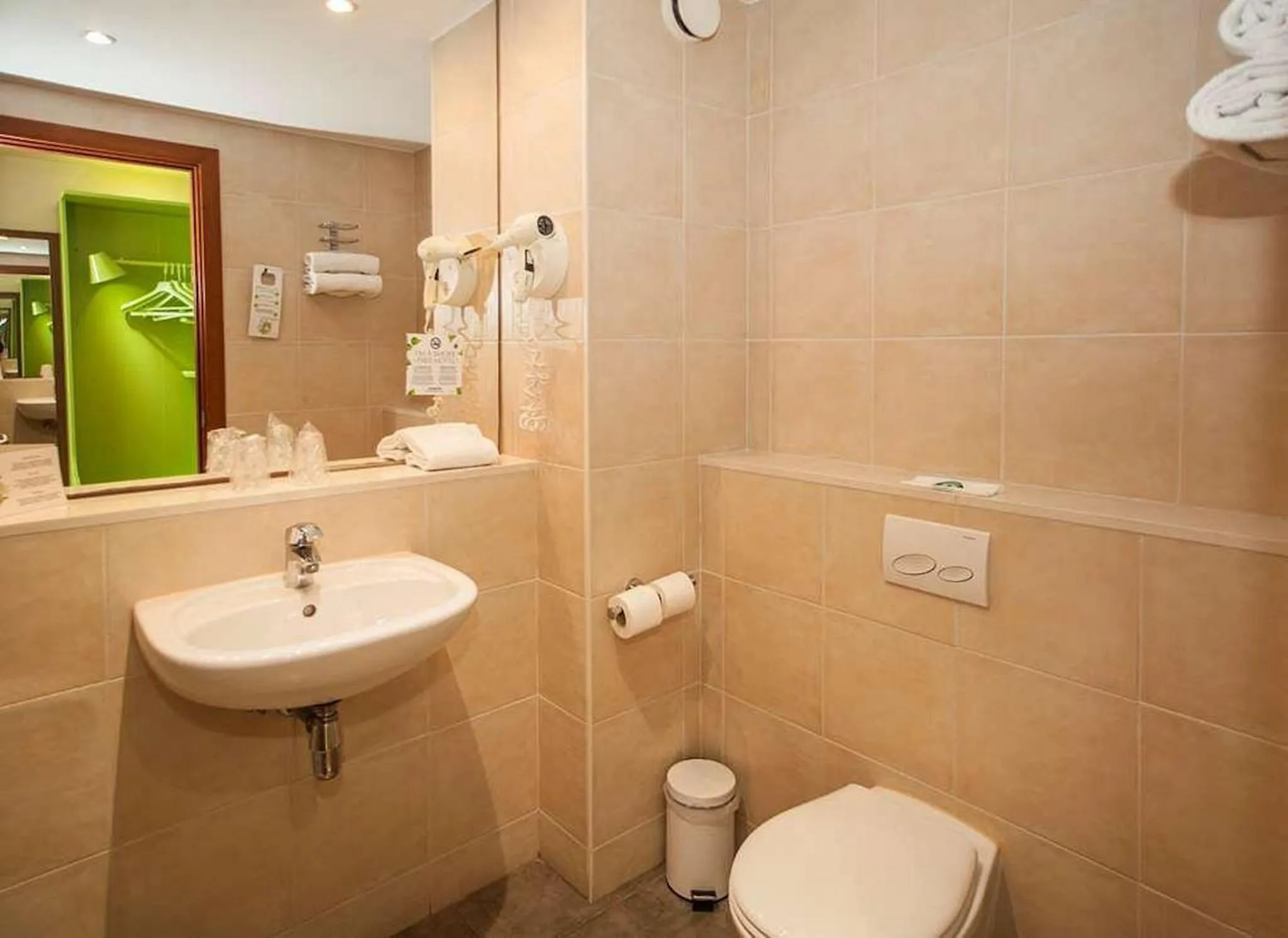 Toilet in Travelodge BCN Cornella Fira