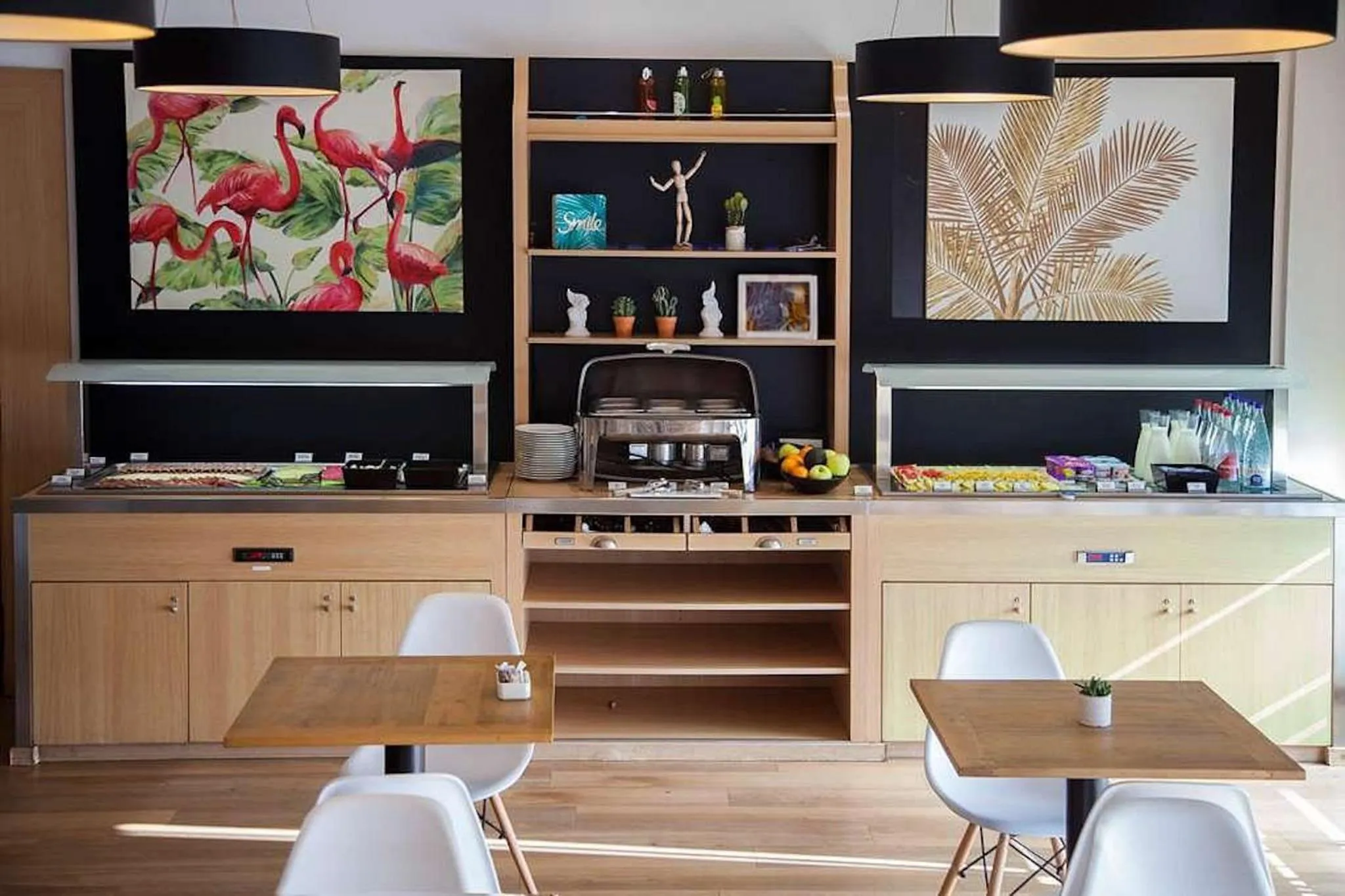 Dining area in Travelodge BCN Cornella Fira