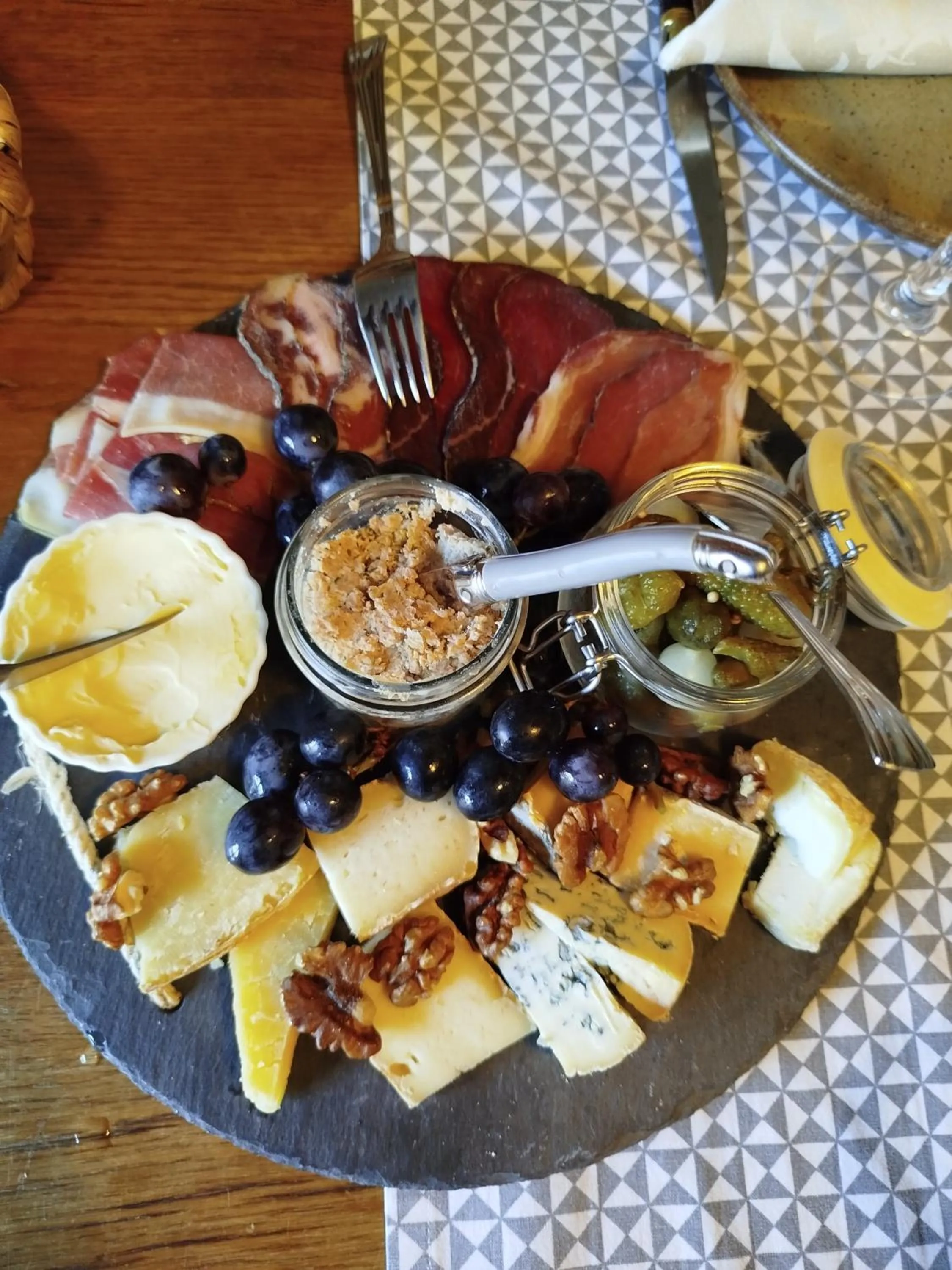 Restaurant/places to eat in Château Besson