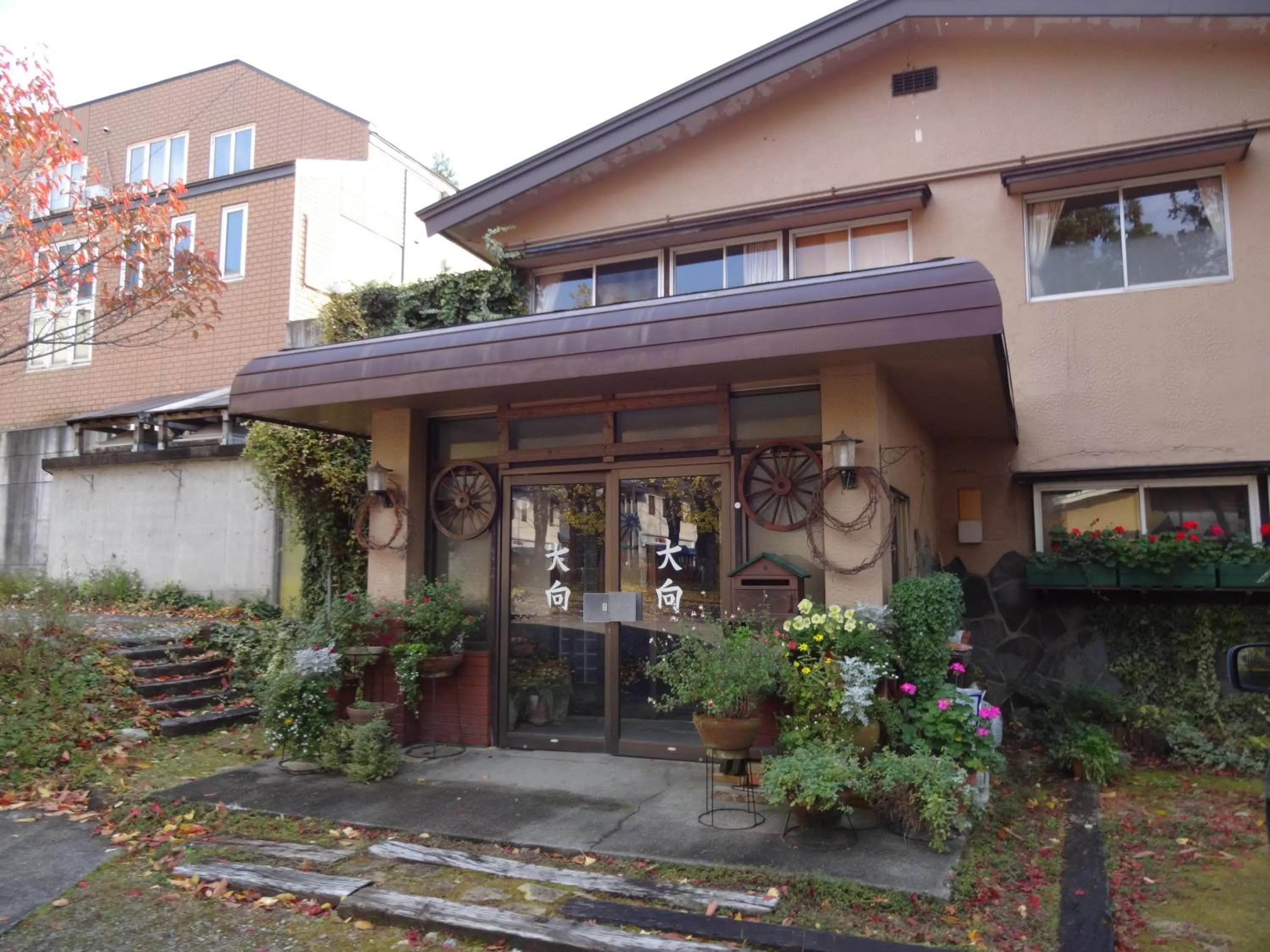 Facade/entrance in Oomukou Ryokan