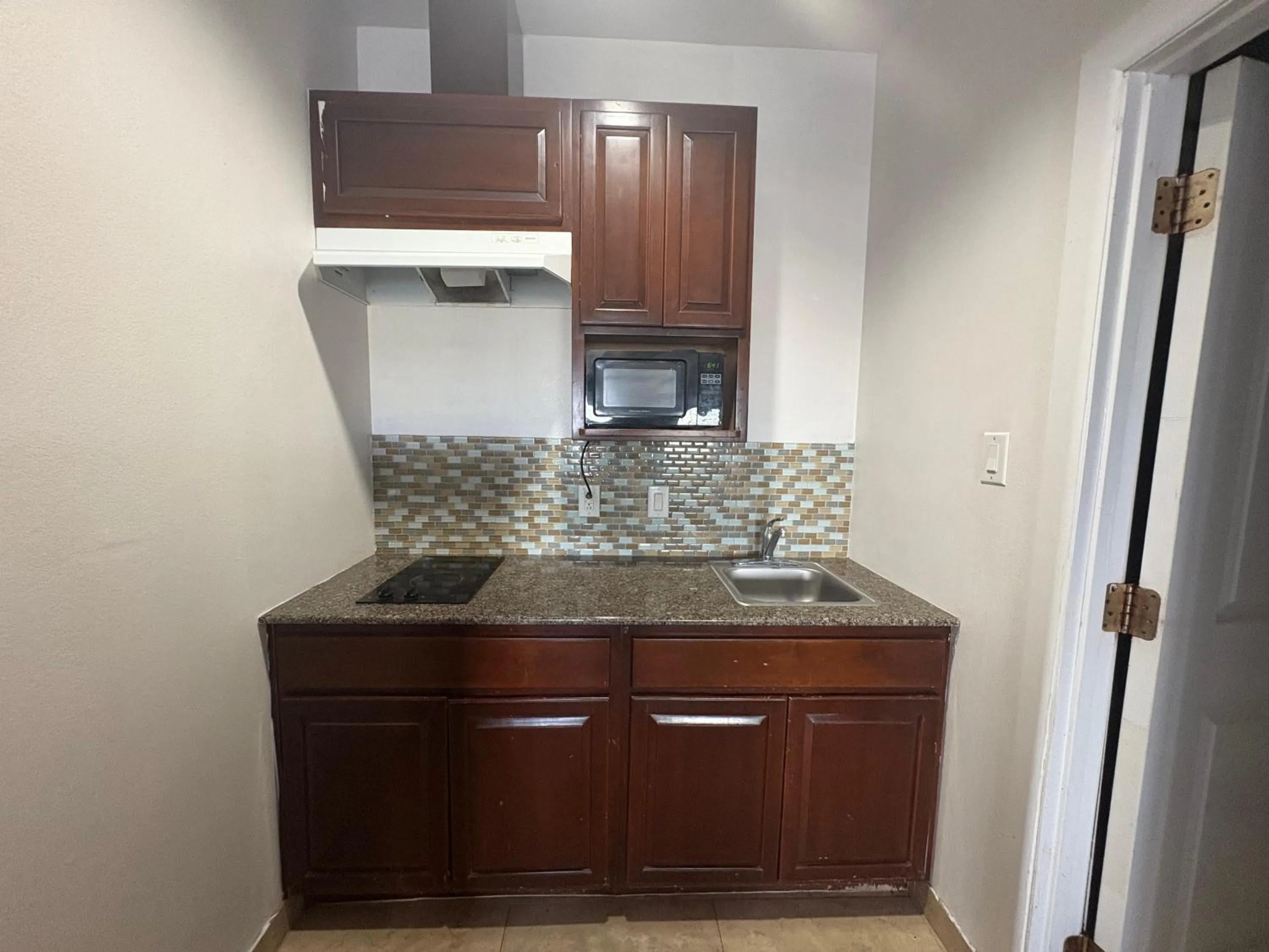 Kitchen or kitchenette in Westwood Inn Extended Stay Gonzales TX