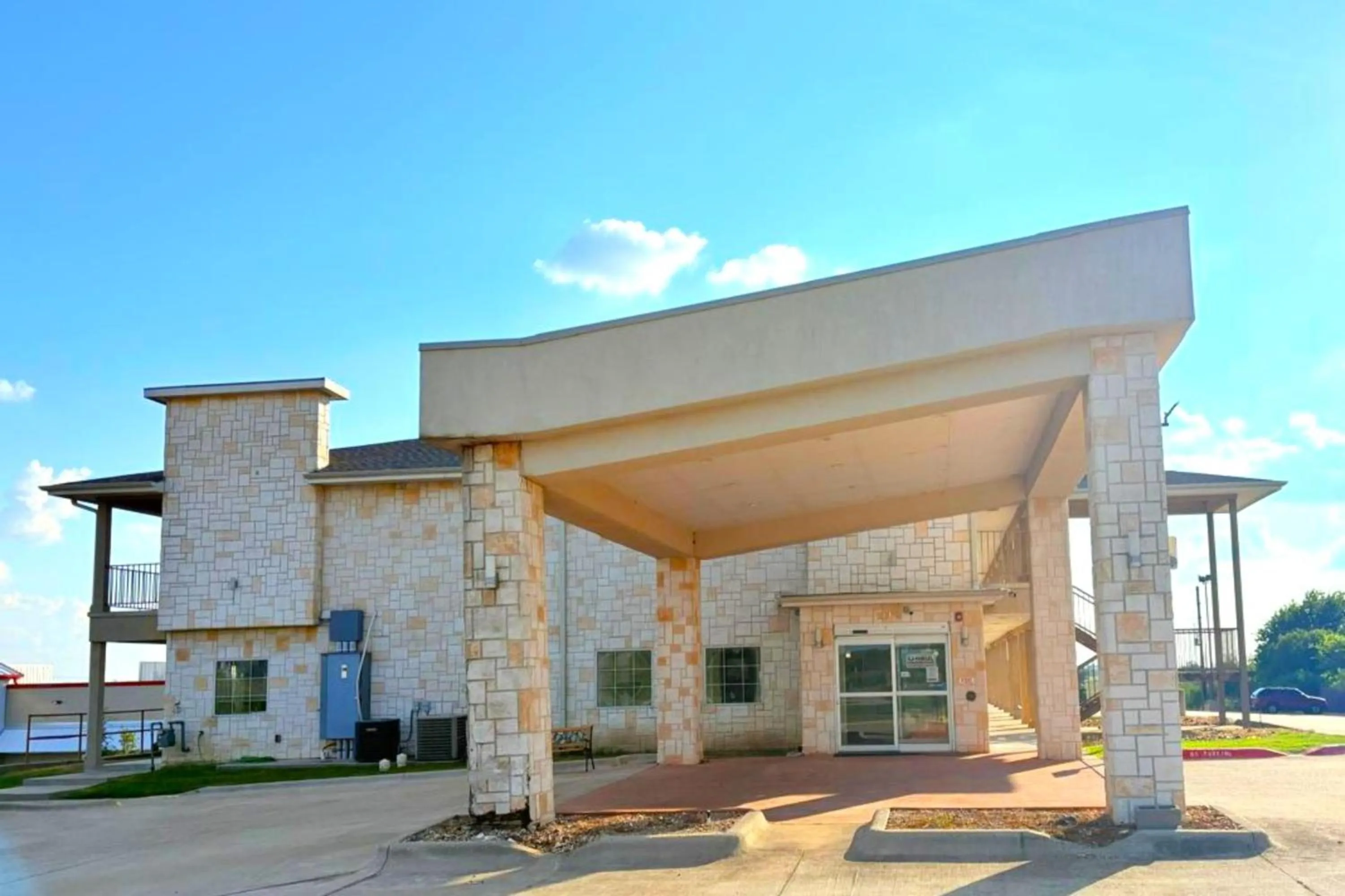 Property building in Westwood Inn Extended Stay Gonzales TX