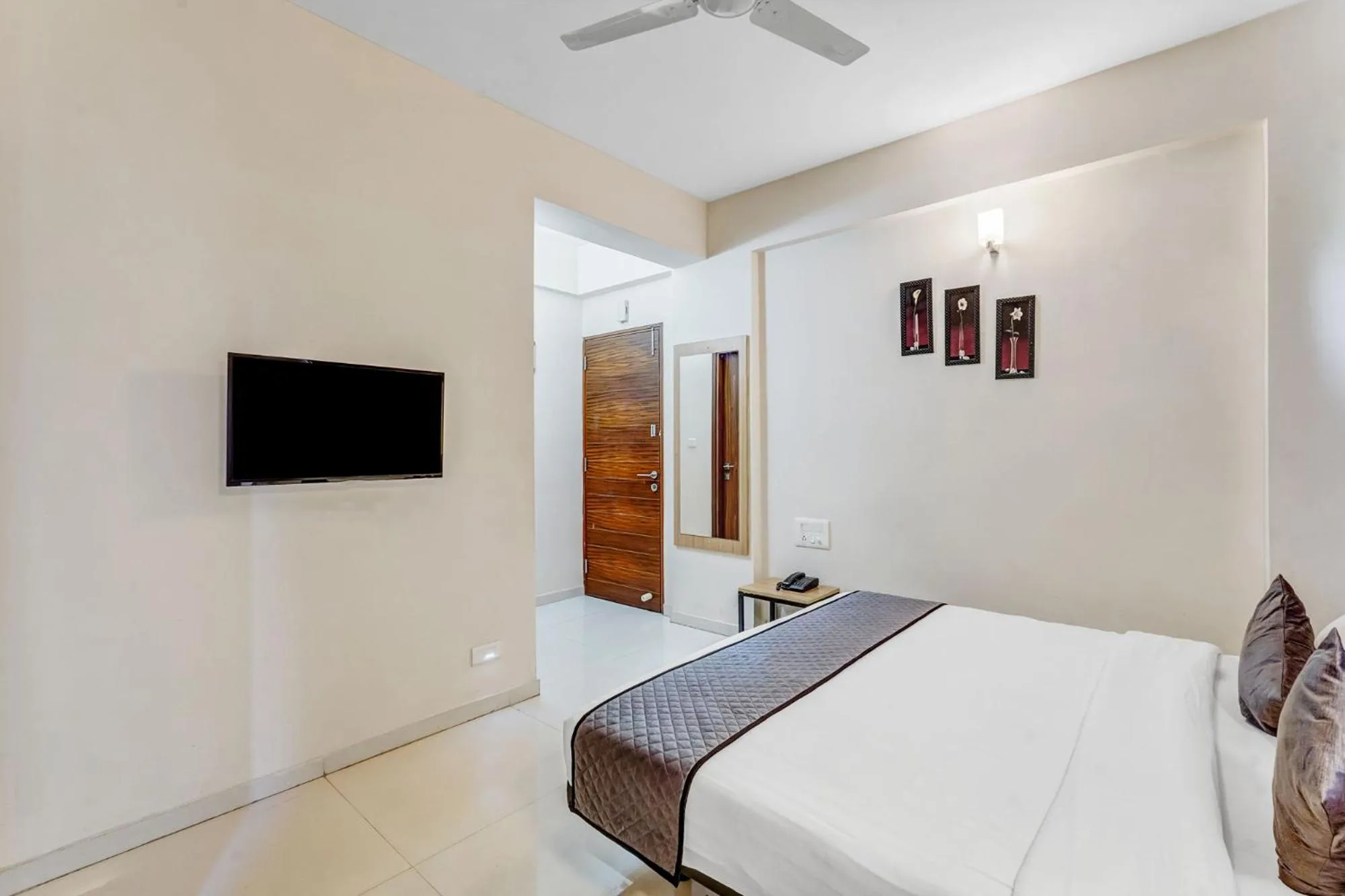Bed in UPAR Hotels Nearby Bagmane Tech Park