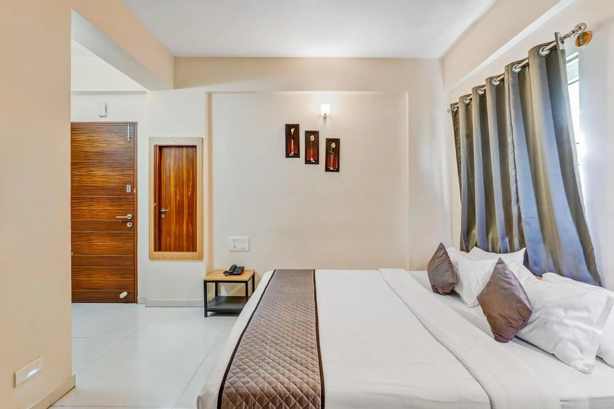 Bed in UPAR Hotels Nearby Bagmane Tech Park