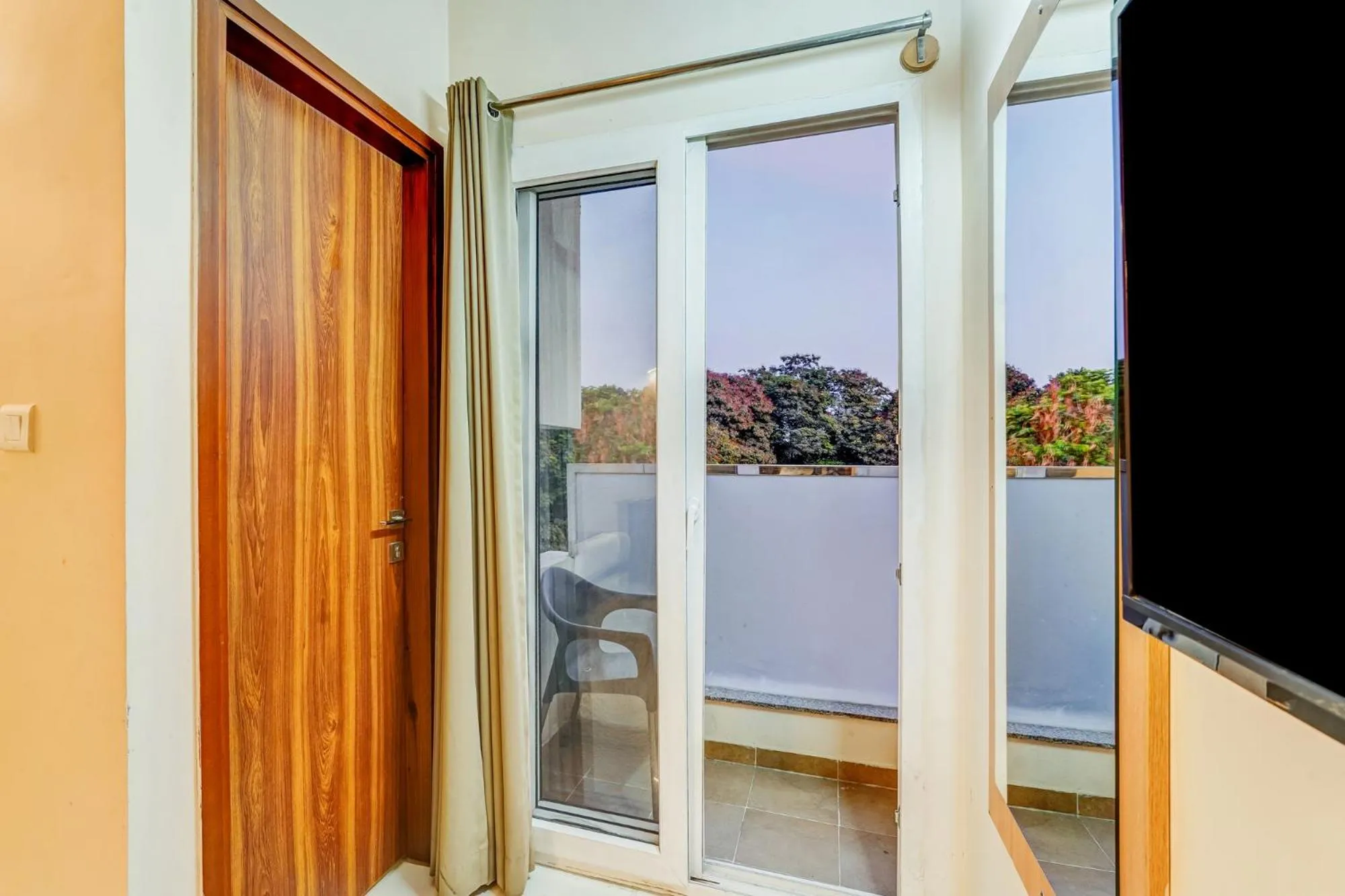 TV and multimedia in UPAR Hotels Nearby Bagmane Tech Park