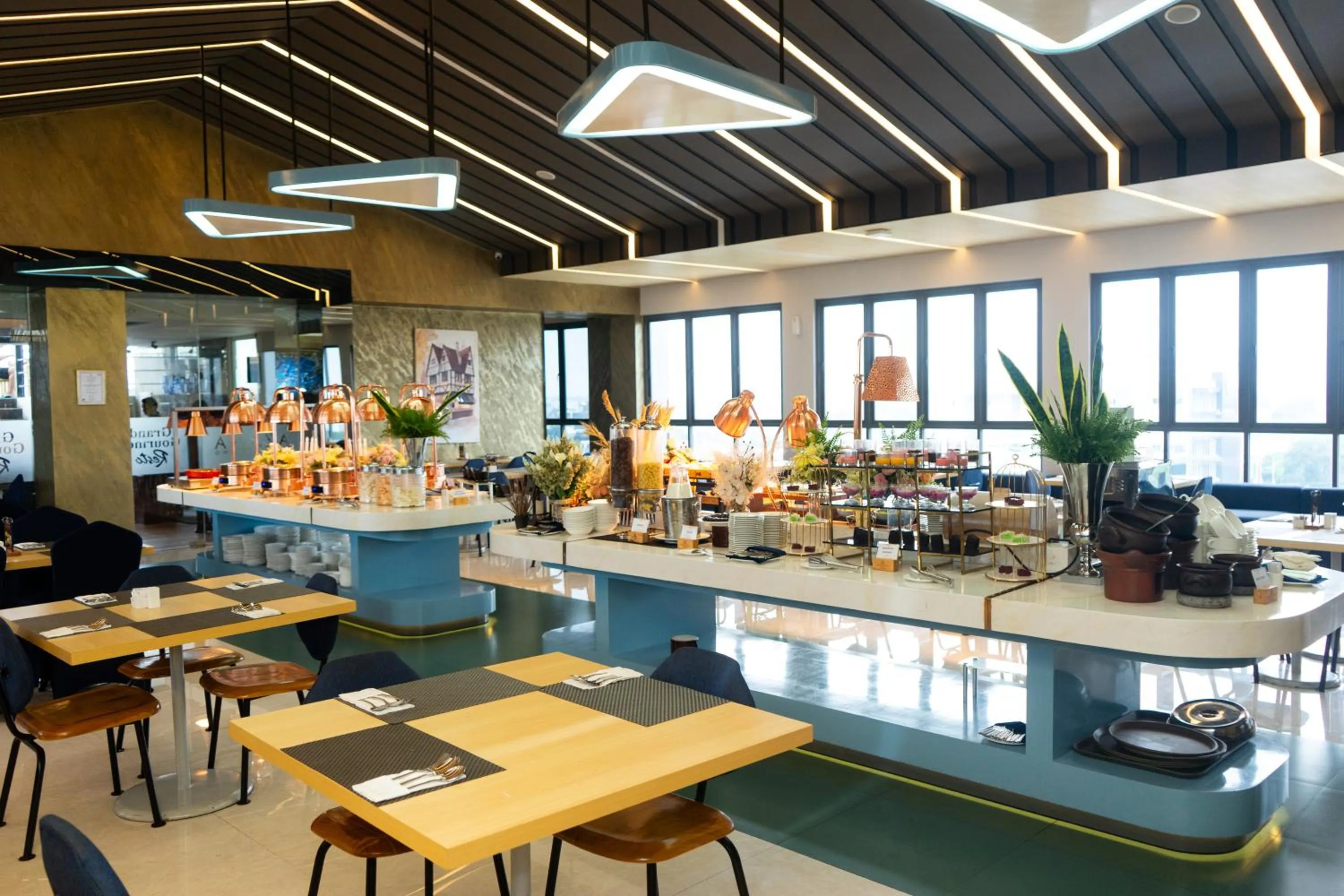 Restaurant/places to eat in Azana Style Hotel Tulungagung