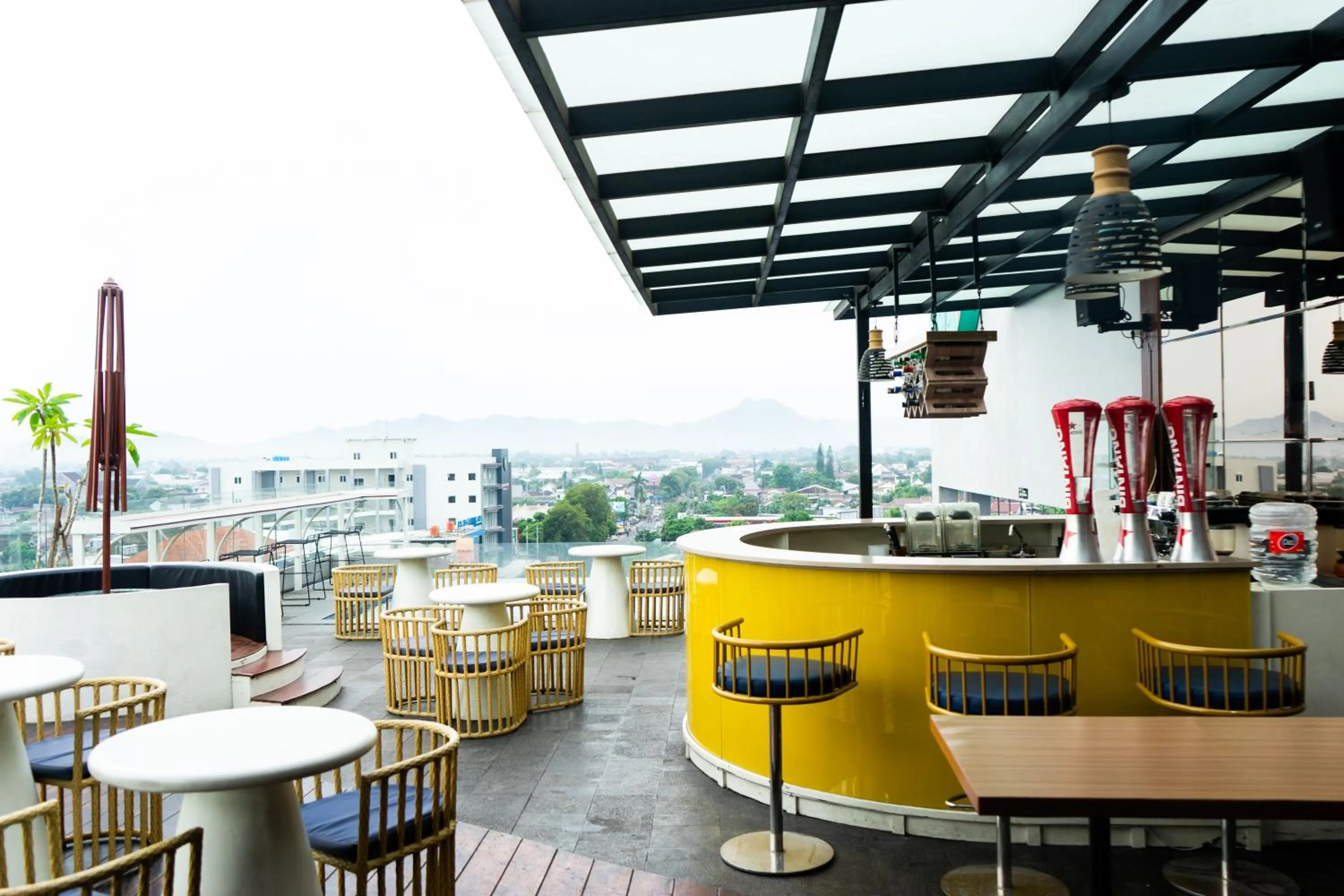 Restaurant/places to eat in Azana Style Hotel Tulungagung