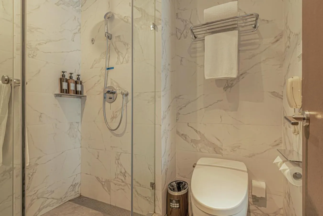 Toilet in Crystal Hotel - Shanghai The Bund Jinling East Road