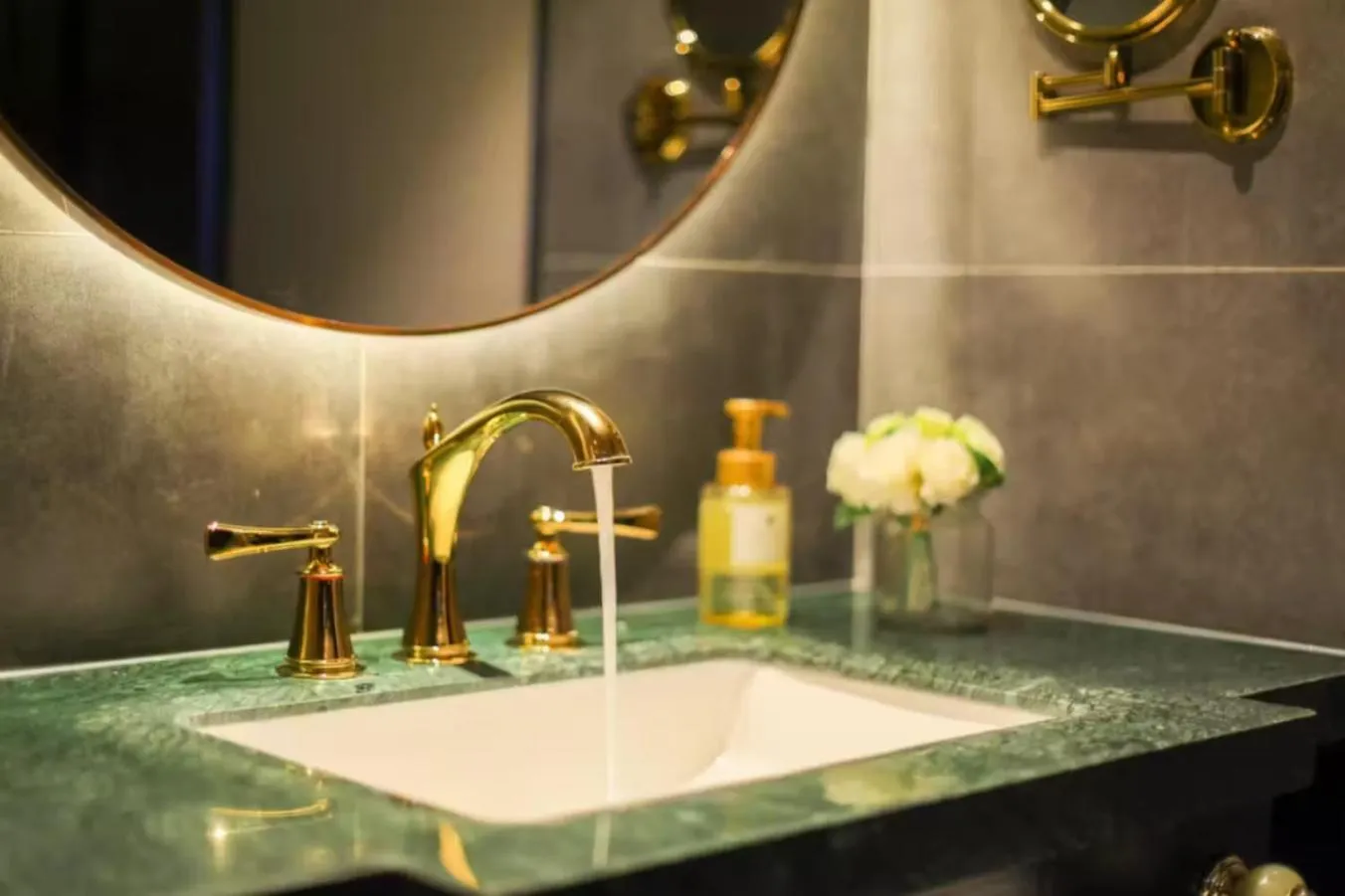 Toilet in Crystal Hotel - Shanghai The Bund Jinling East Road