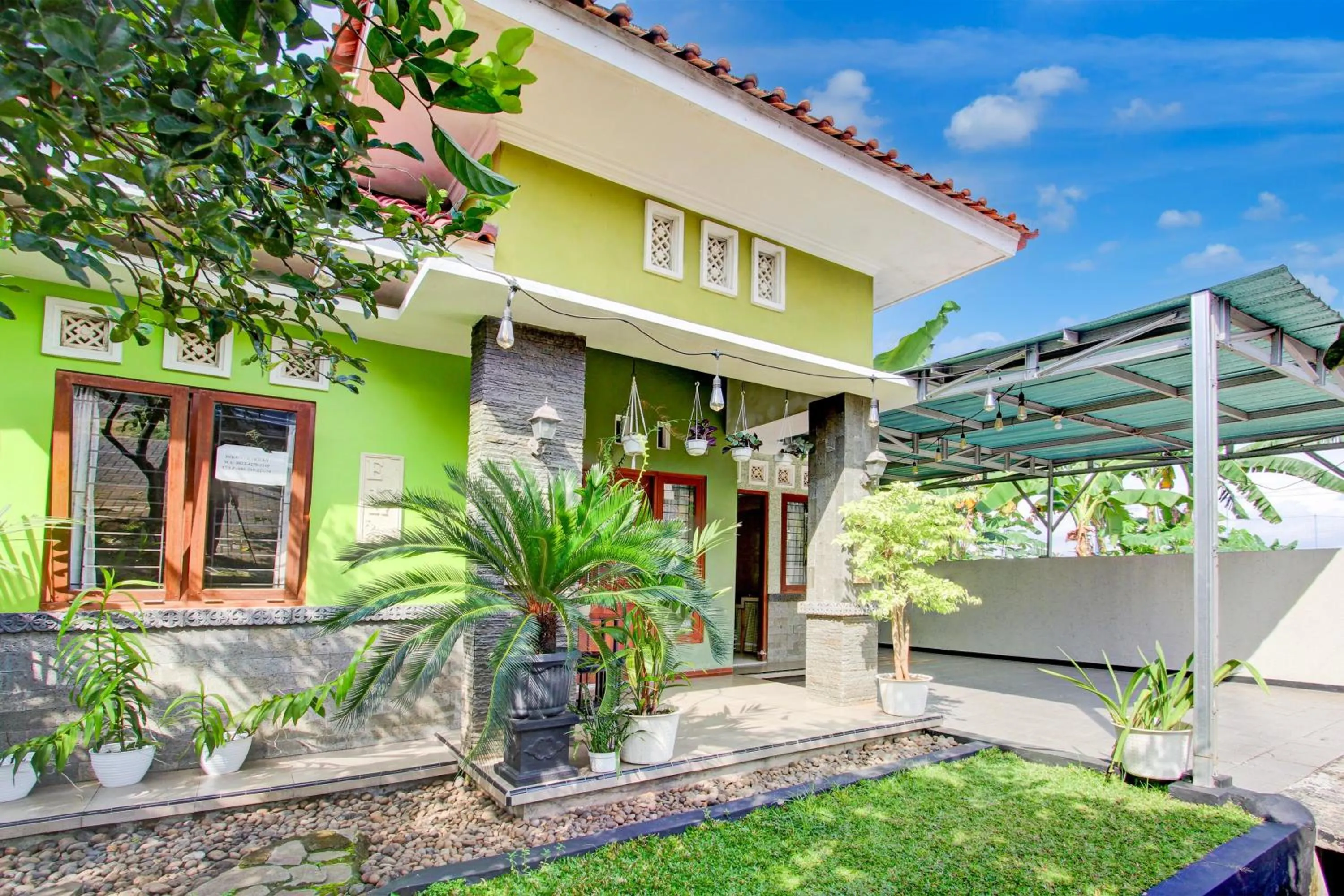 Facade/entrance in Hotel O Homestay Koe Syariah