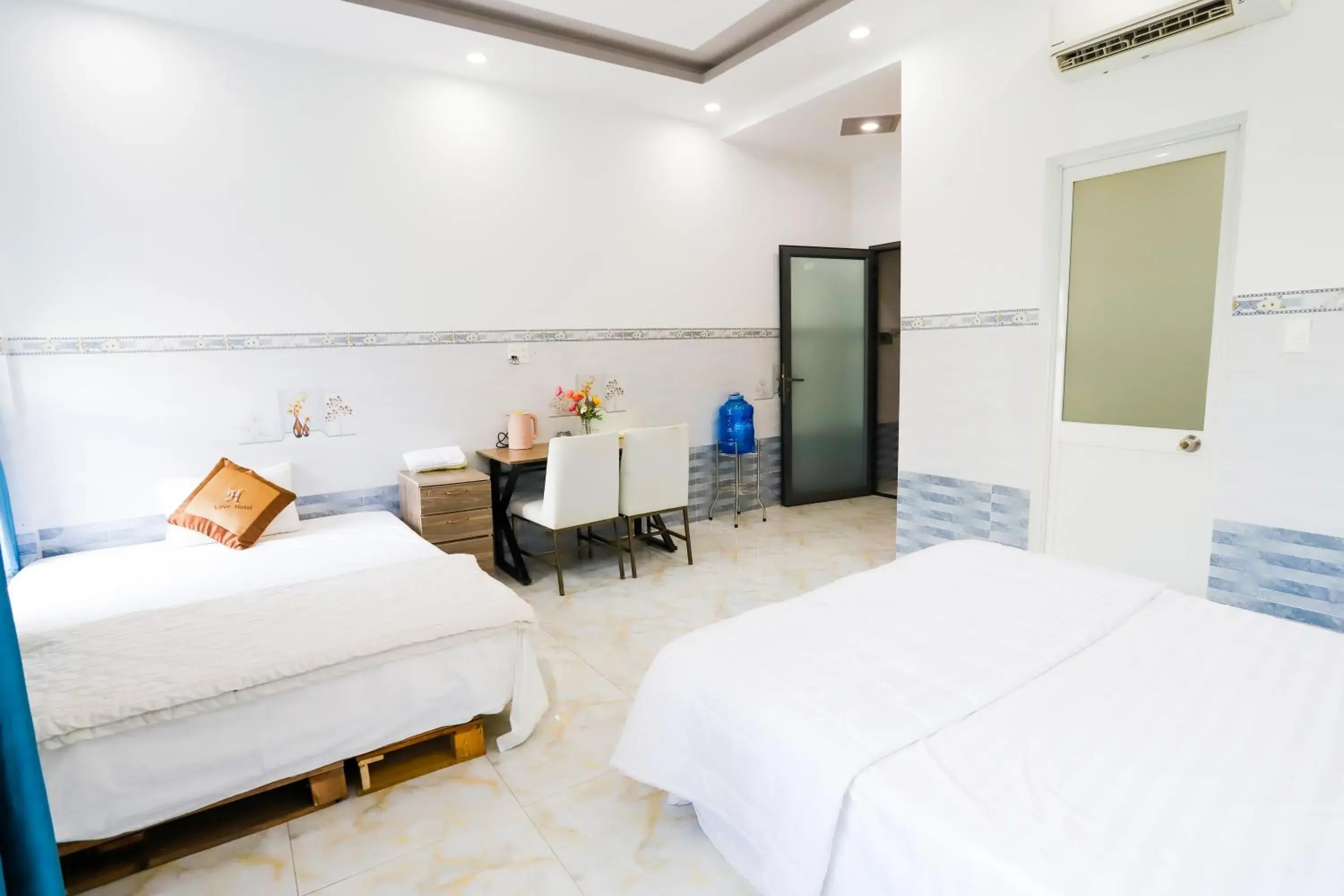 Double or Twin Room with Balcony in Hotel Trâm Anh Double or Twin Room with Balcony in Hotel Trâm Anh