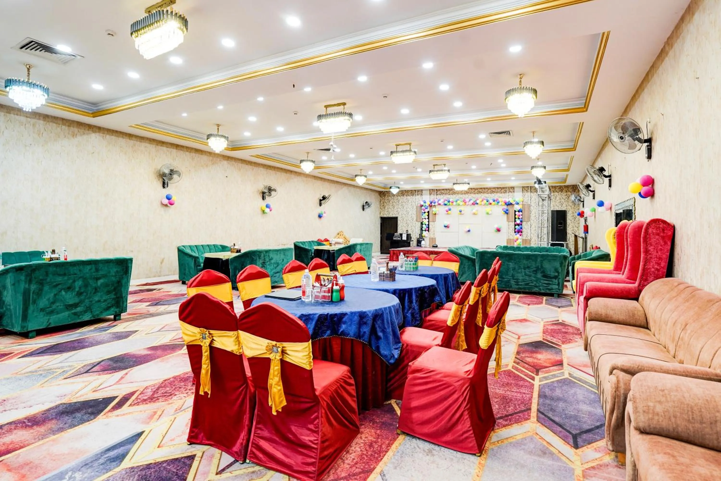 Restaurant/places to eat in Hotel O Alankrita Resort