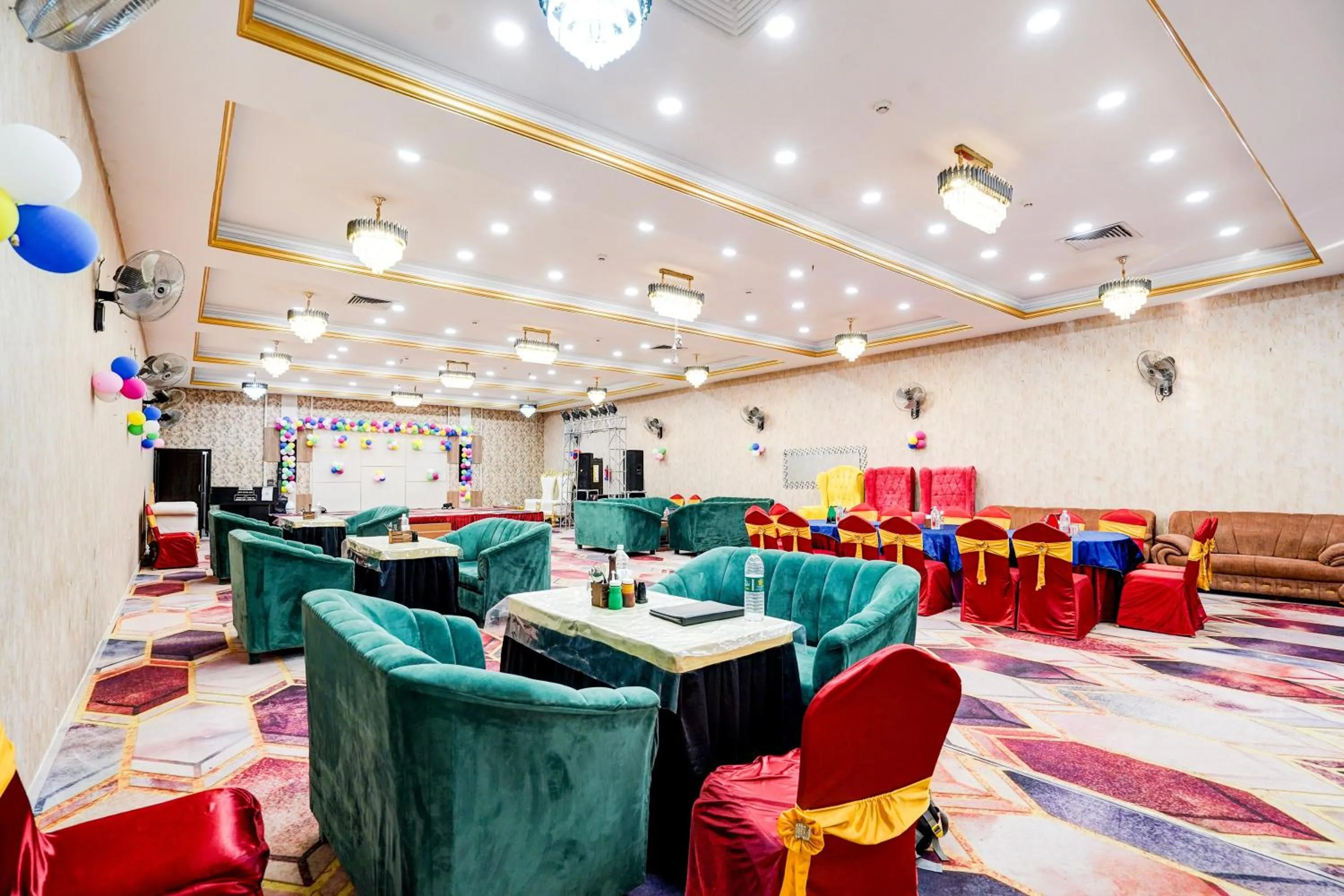 Restaurant/places to eat in Hotel O Alankrita Resort