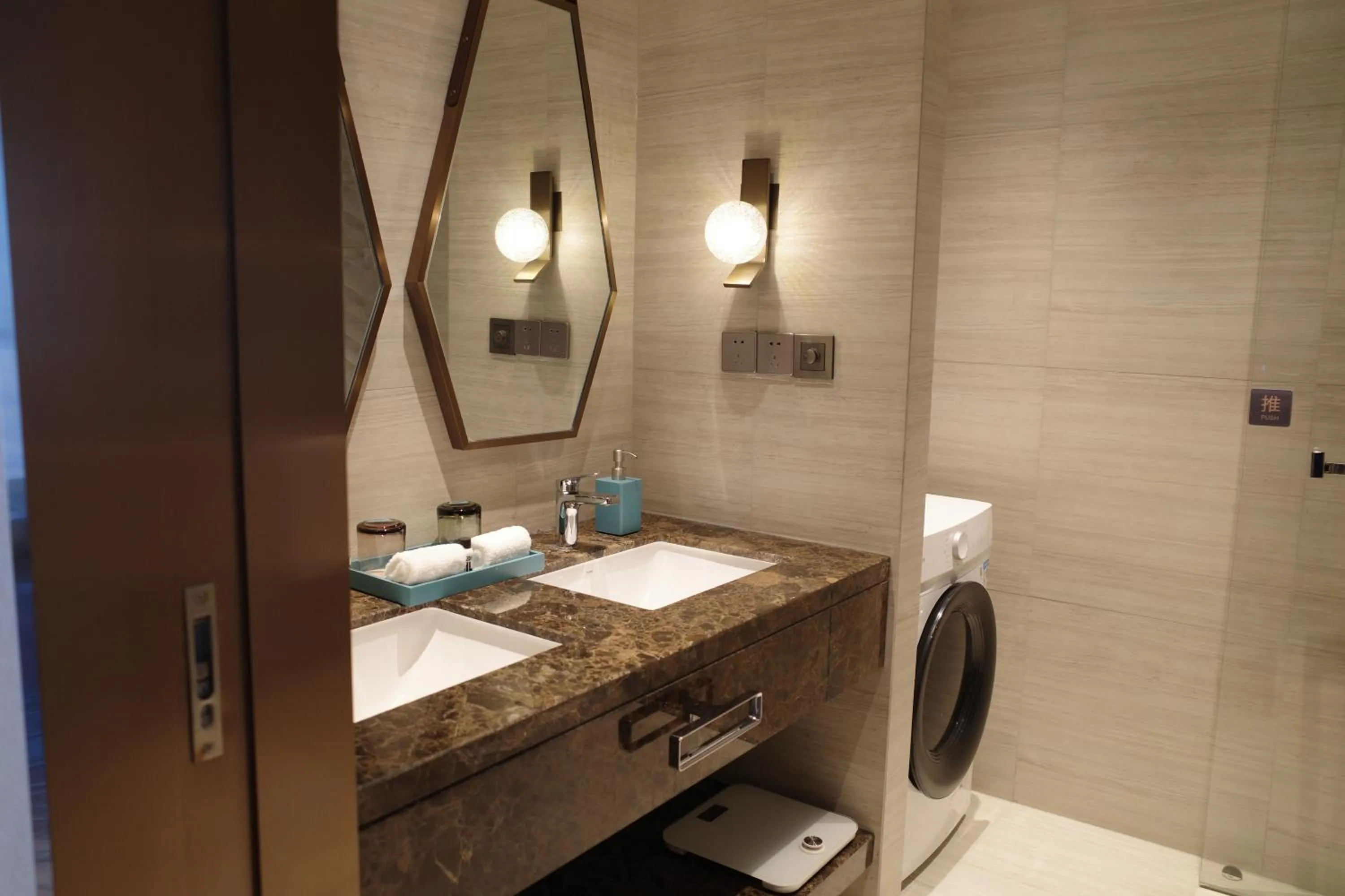 L Snow Supreme Hotel