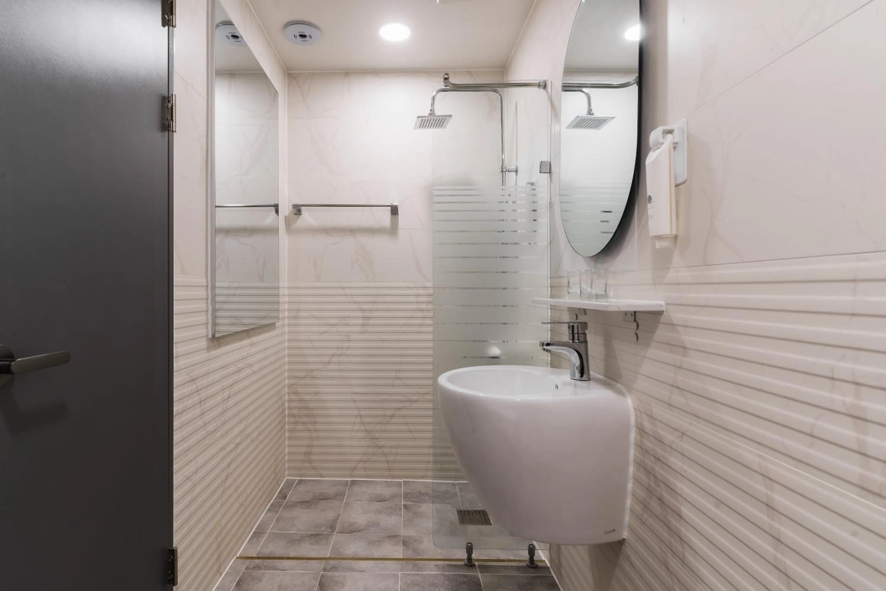 Shower in Homes Stay G-Valley Gasan