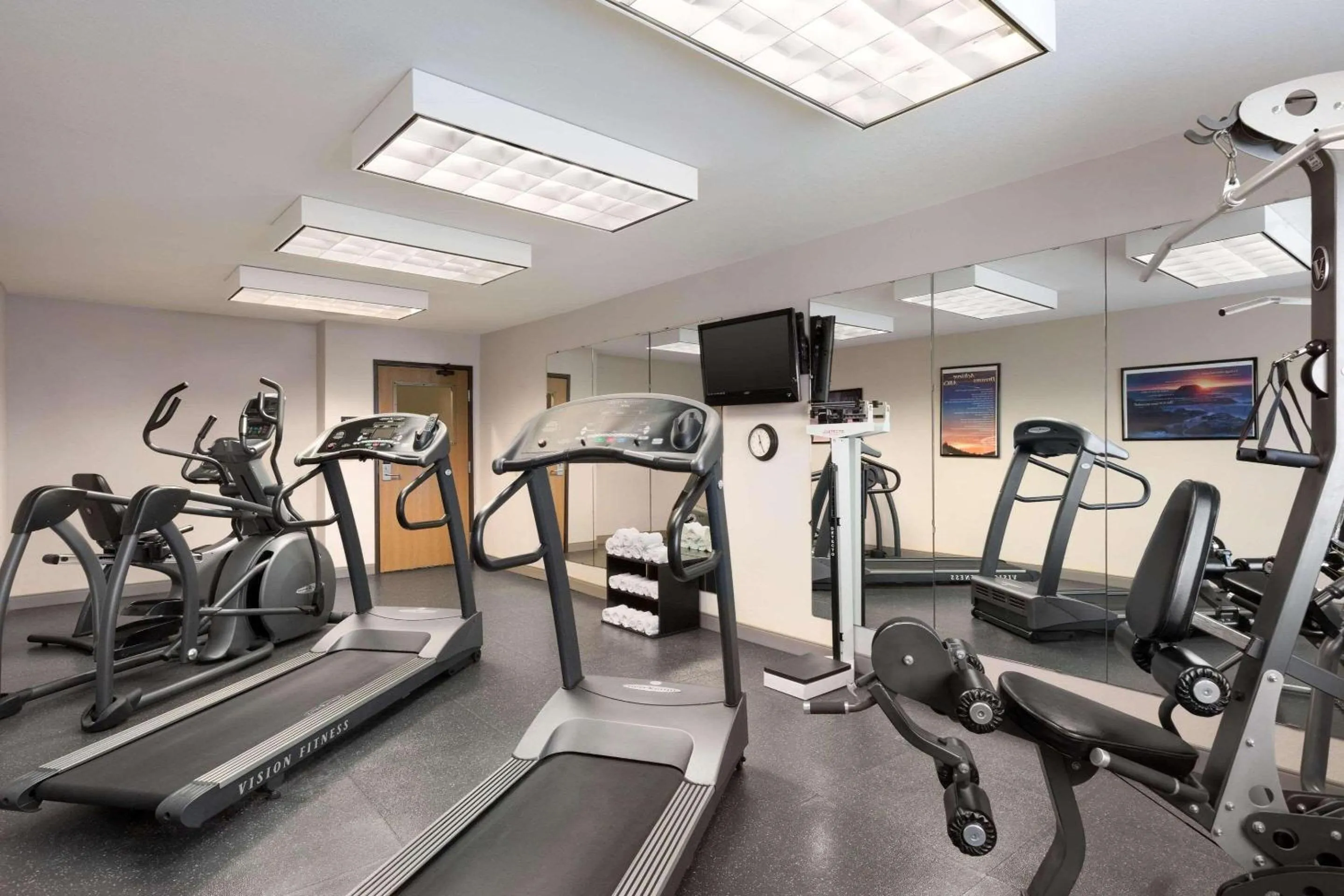 Fitness centre/facilities in Country Inn & Suites by Radisson, Sidney, NE
