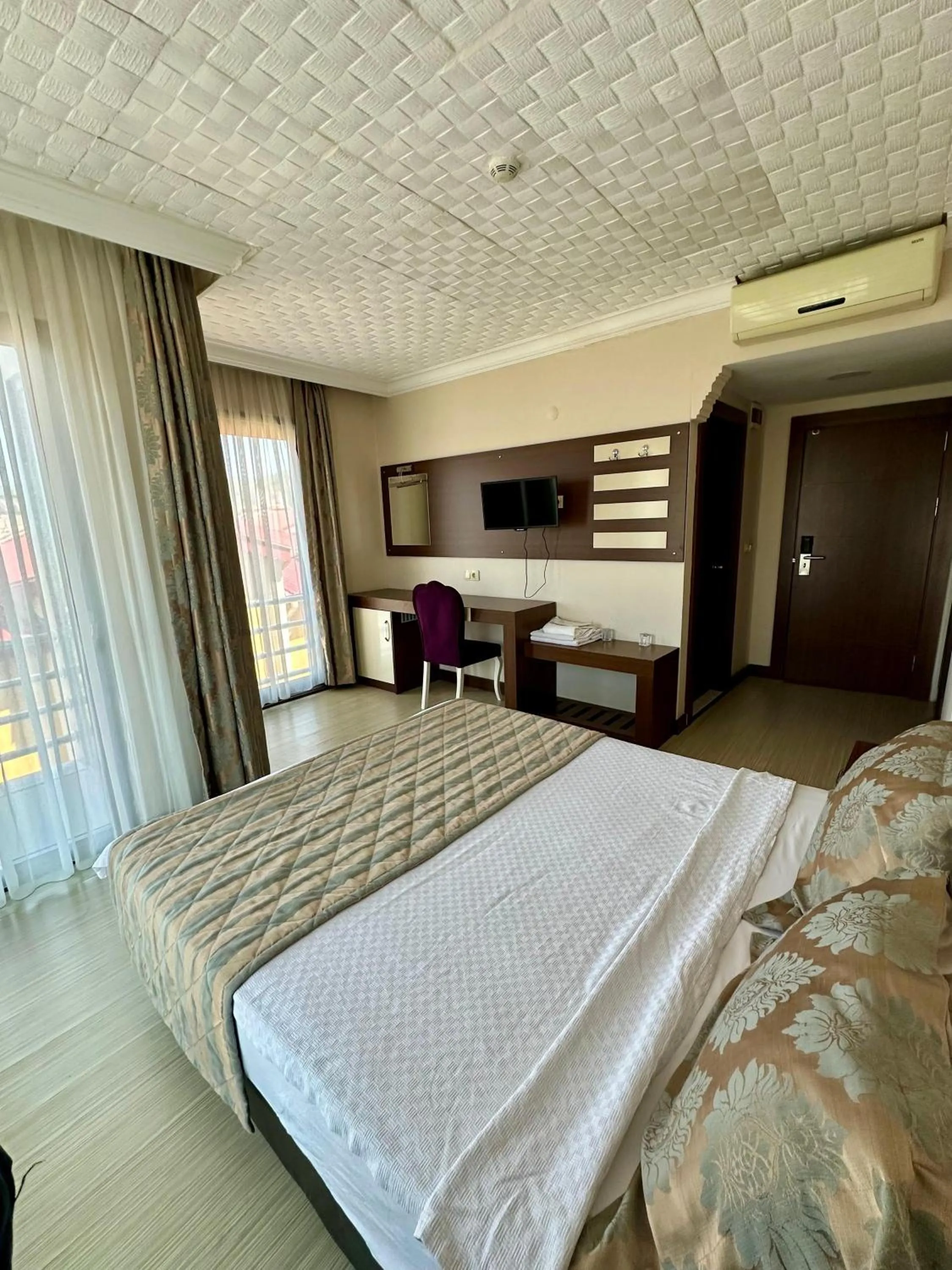 Communal lounge/ TV room, Bed in Hotel Avci