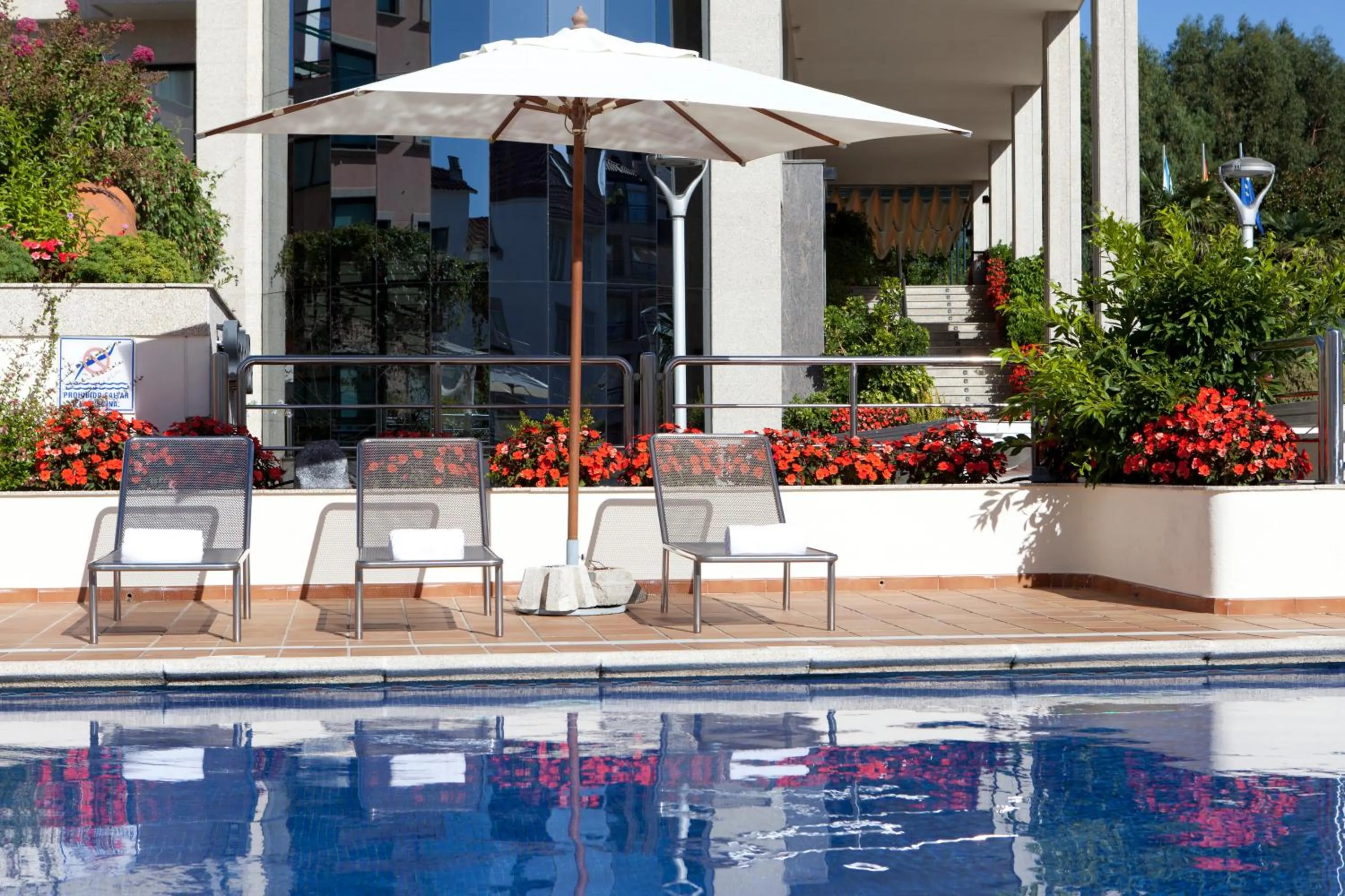 Swimming pool in Hotel Carlos I Silgar