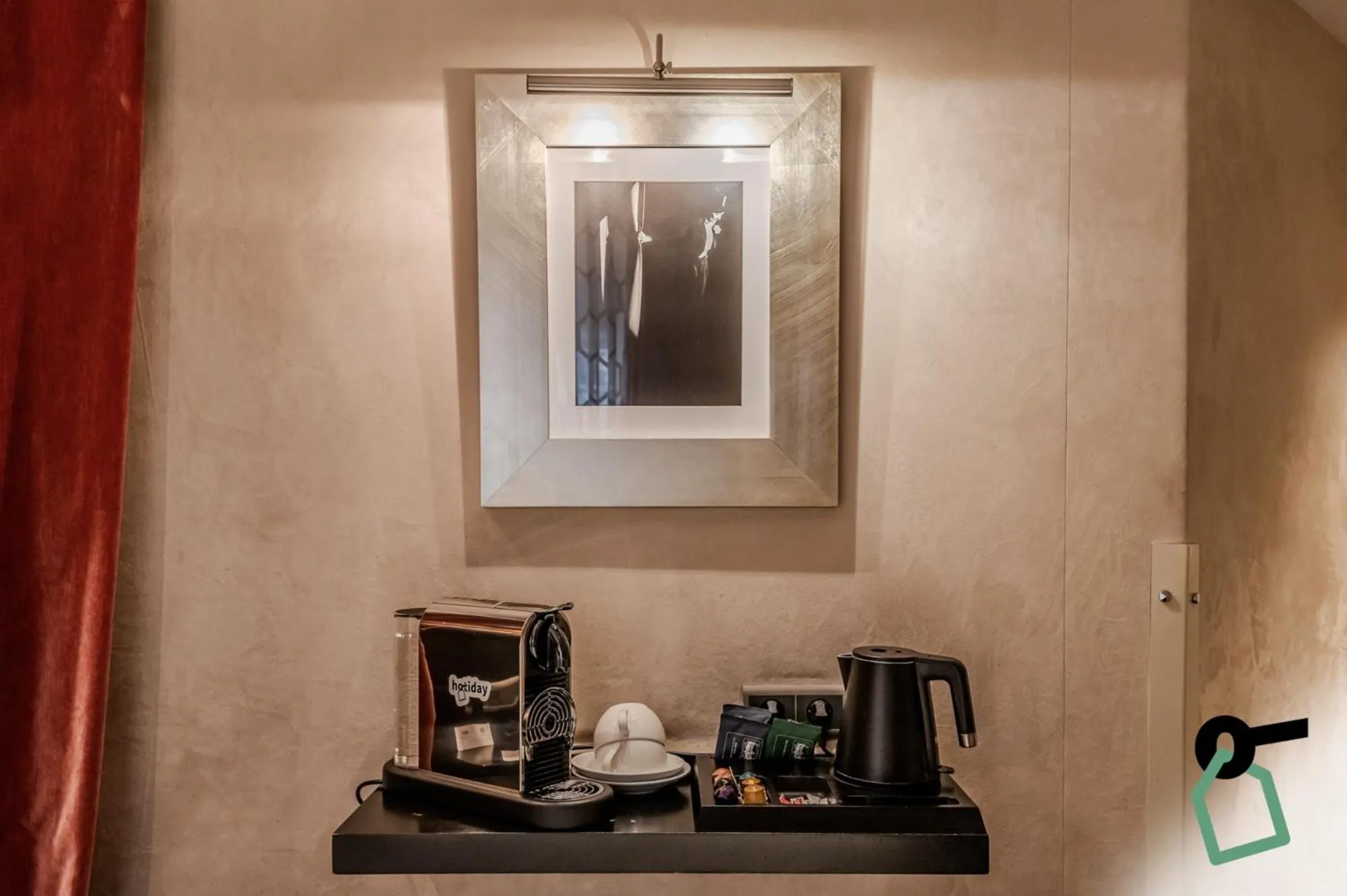 Coffee/tea facilities in Hotiday Room Collection - Paris Arc de Triomphe