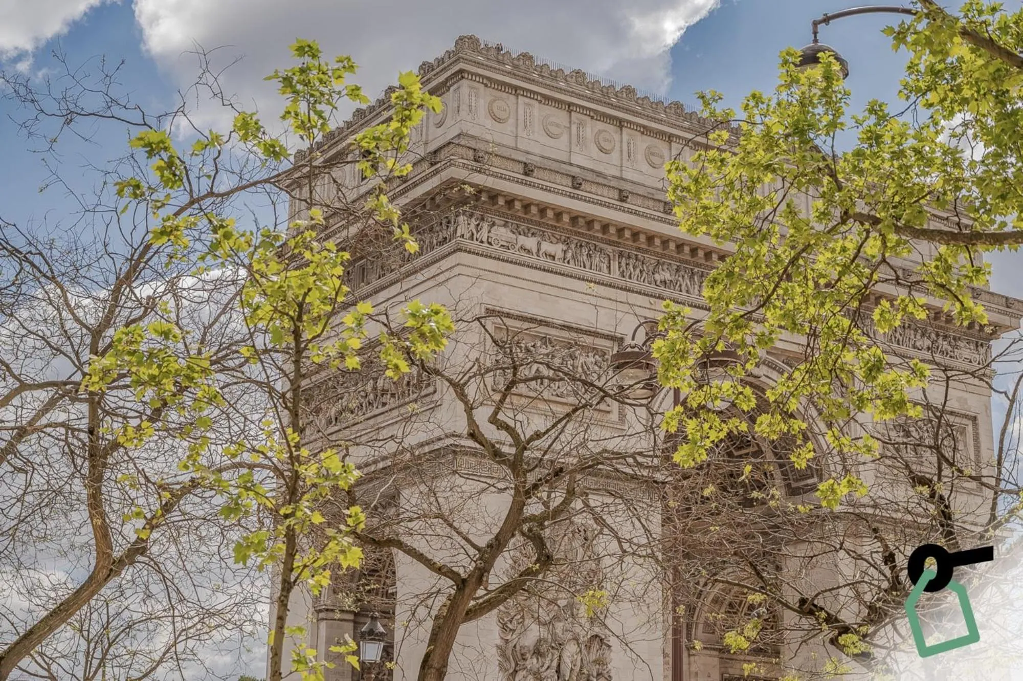 Nearby landmark in Hotiday Room Collection - Paris Arc de Triomphe