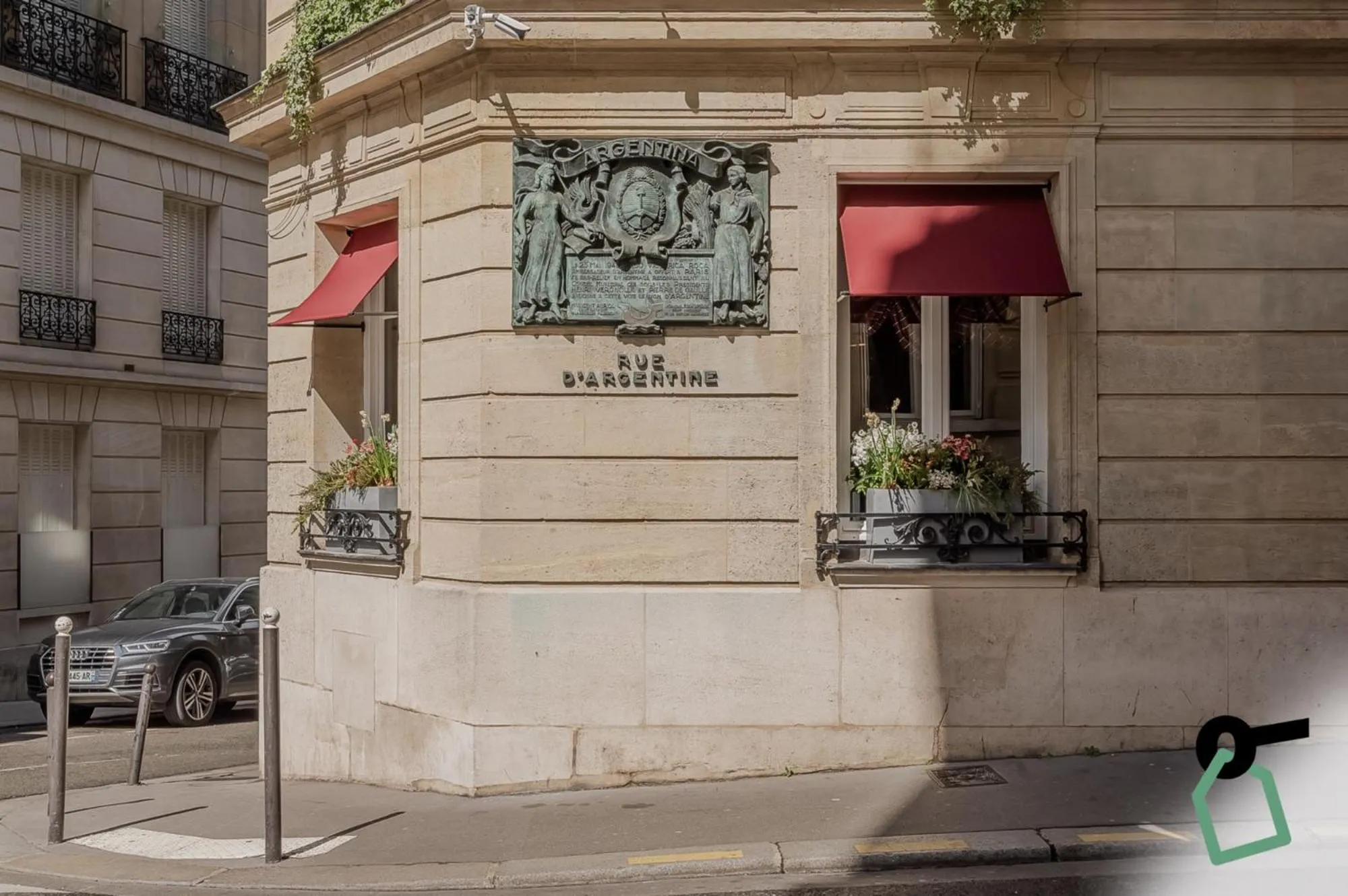 Property building in Hotiday Room Collection - Paris Arc de Triomphe