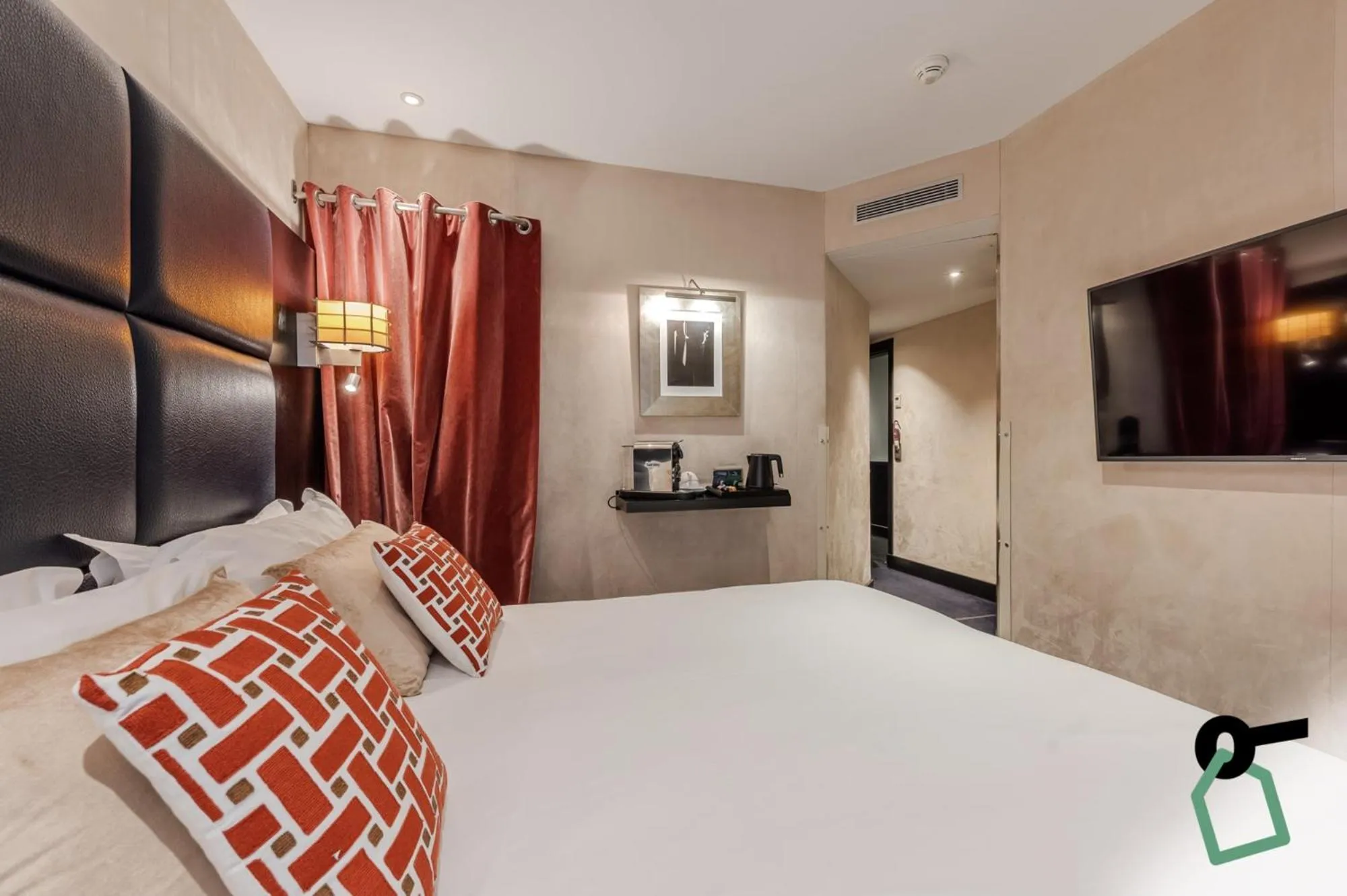 Photo of the whole room, Bed in Hotiday Room Collection - Paris Arc de Triomphe