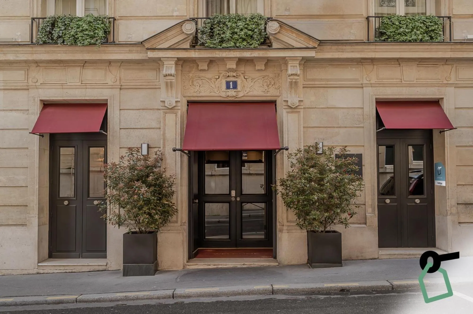 Facade/entrance in Hotiday Room Collection - Paris Arc de Triomphe