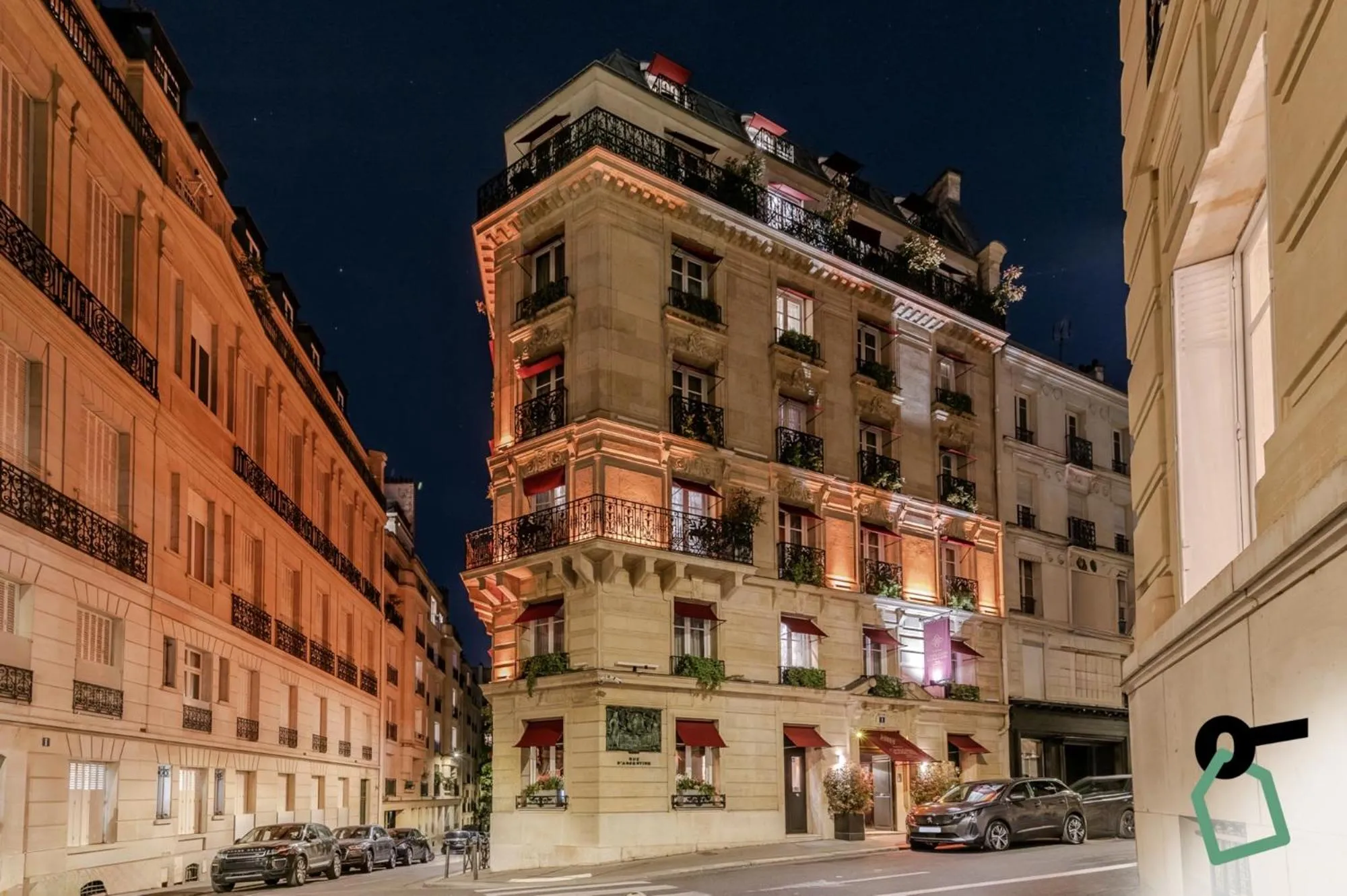 Property building in Hotiday Room Collection - Paris Arc de Triomphe
