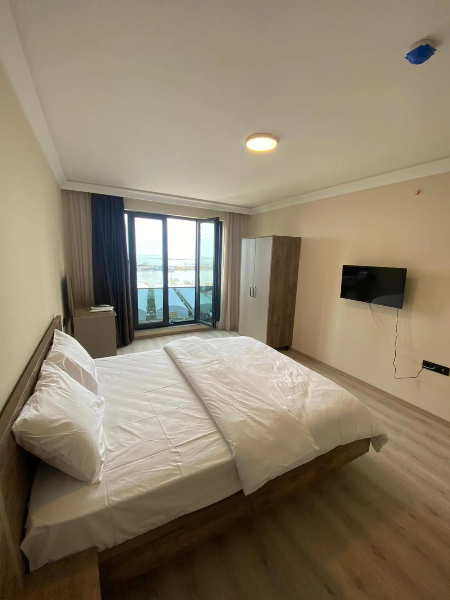 Communal lounge/ TV room, Bed in Rena Grand Residence & Suit