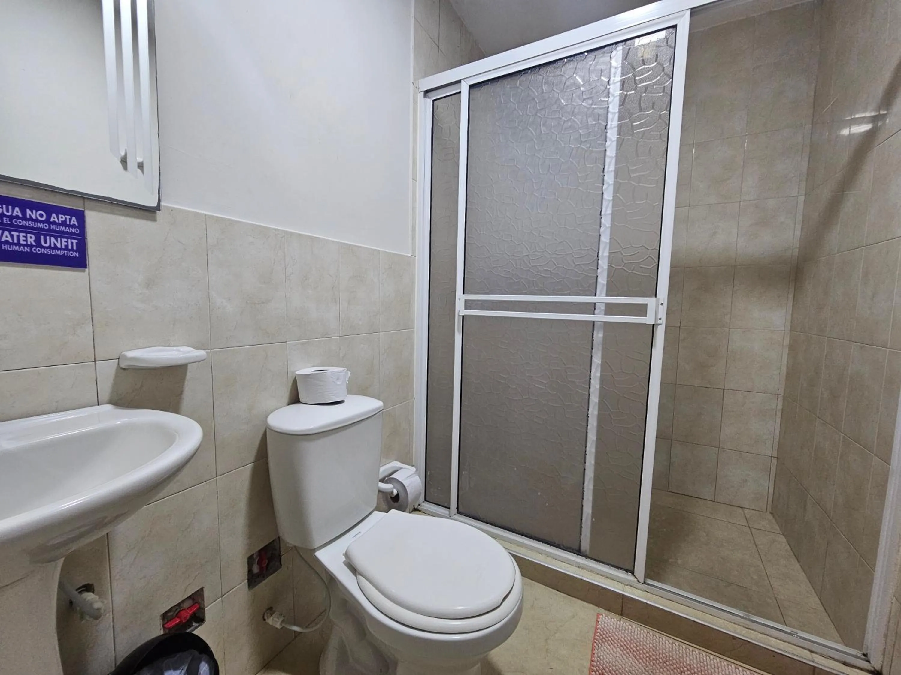 Shower in Caribbean Island Hotel Piso 2