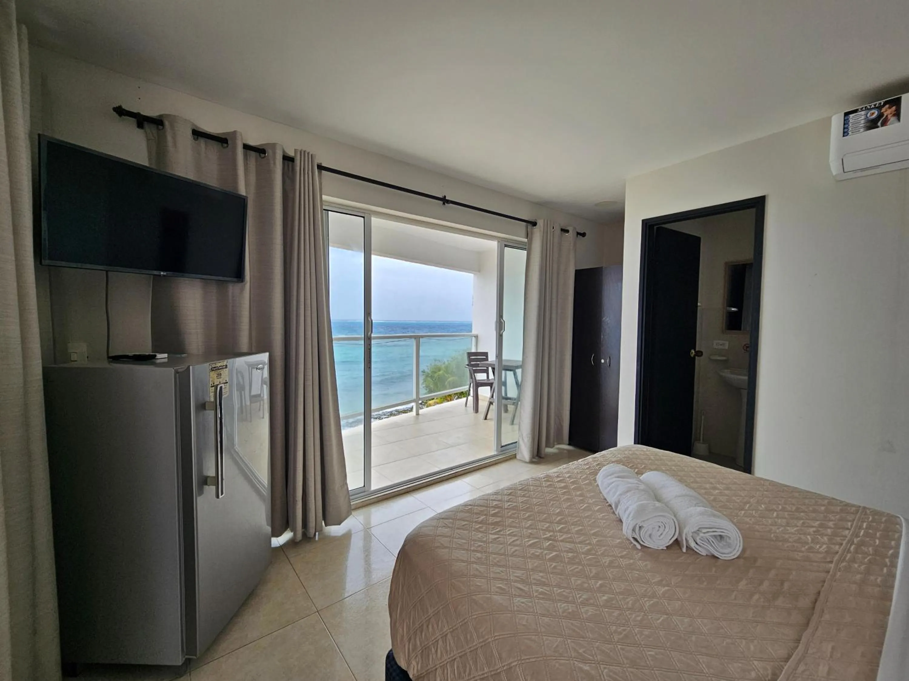 Photo of the whole room, Bed in Caribbean Island Hotel Piso 2