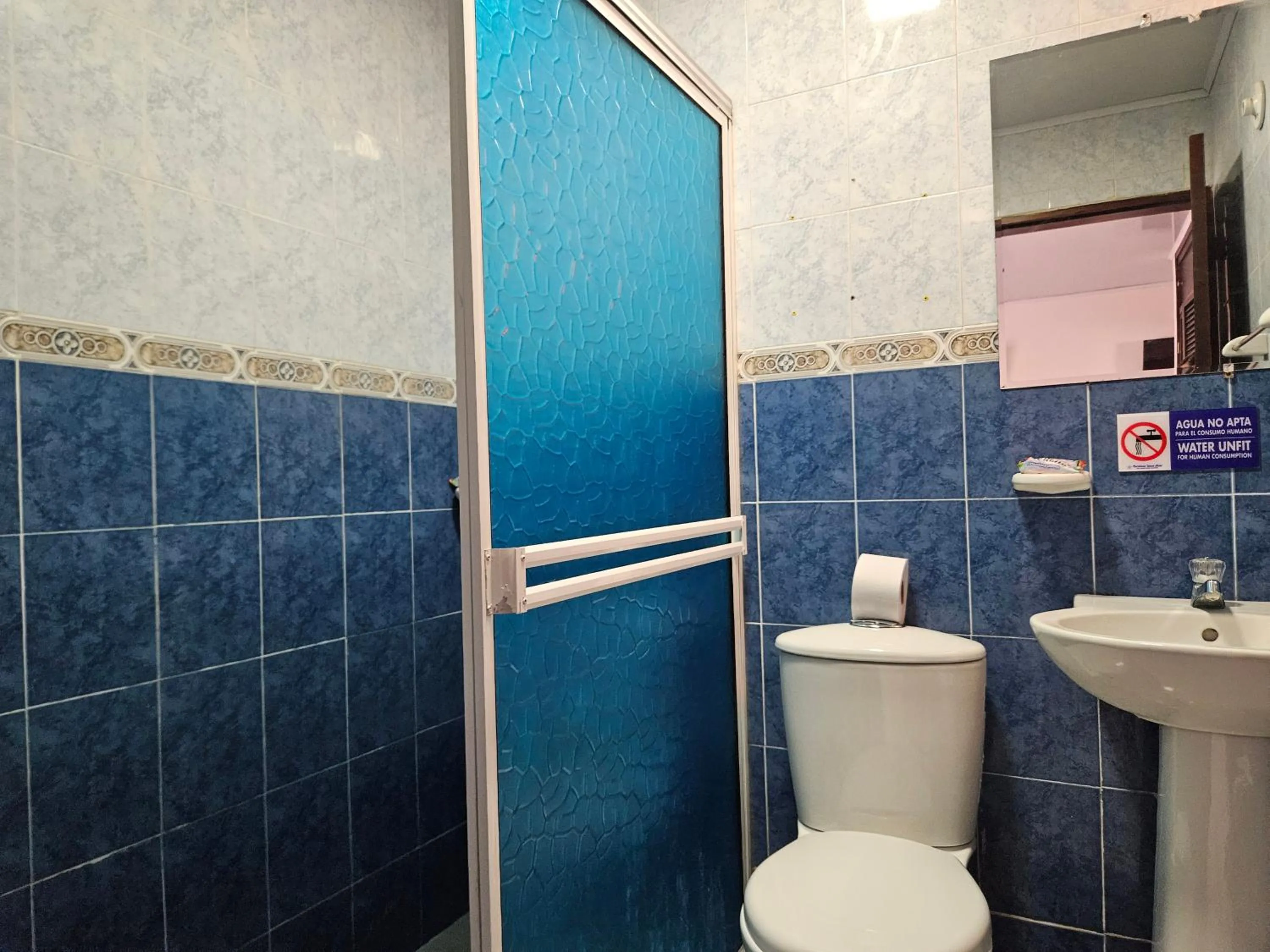 Shower in Caribbean Island Hotel Piso 2