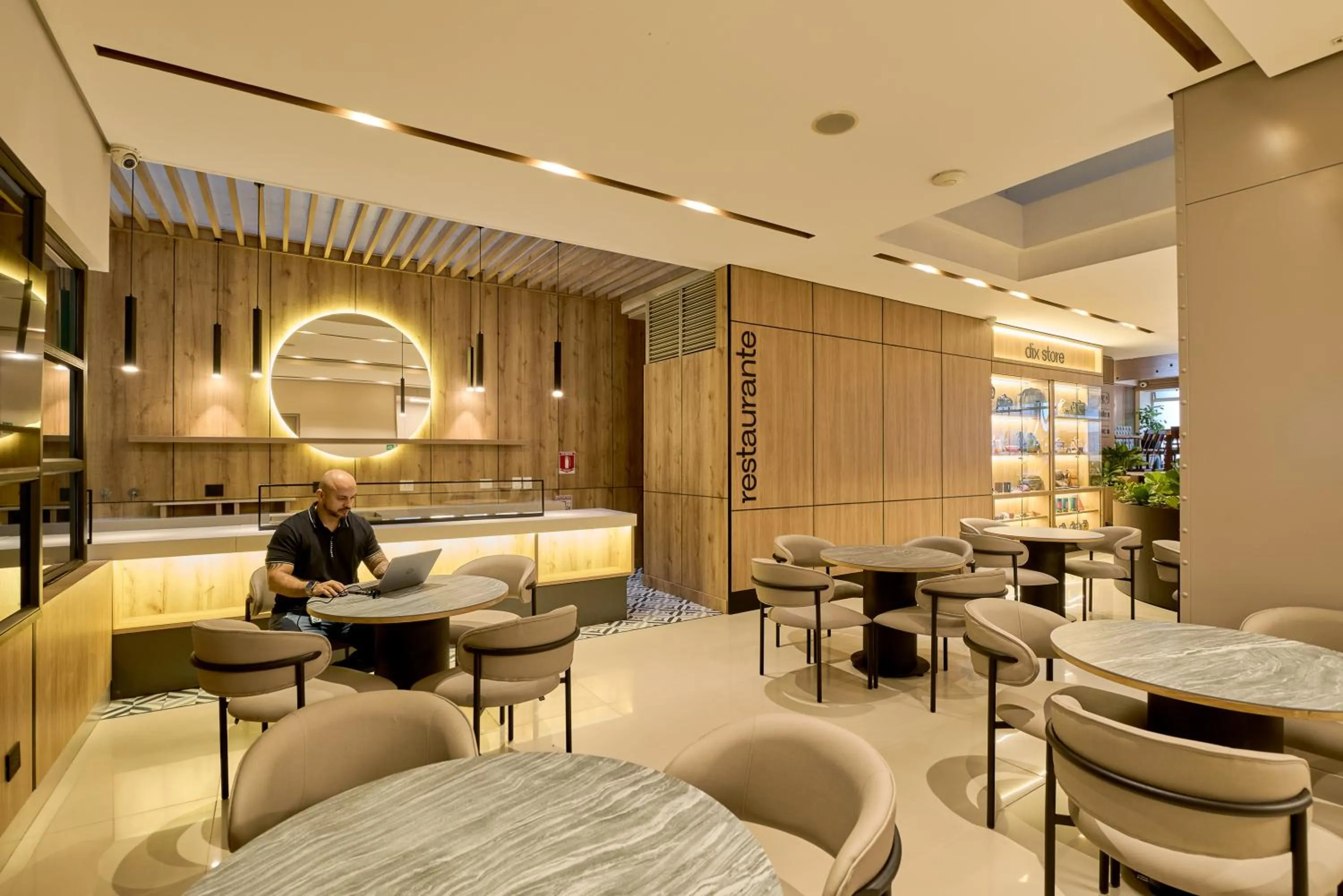 Restaurant/places to eat in Hotel Dix