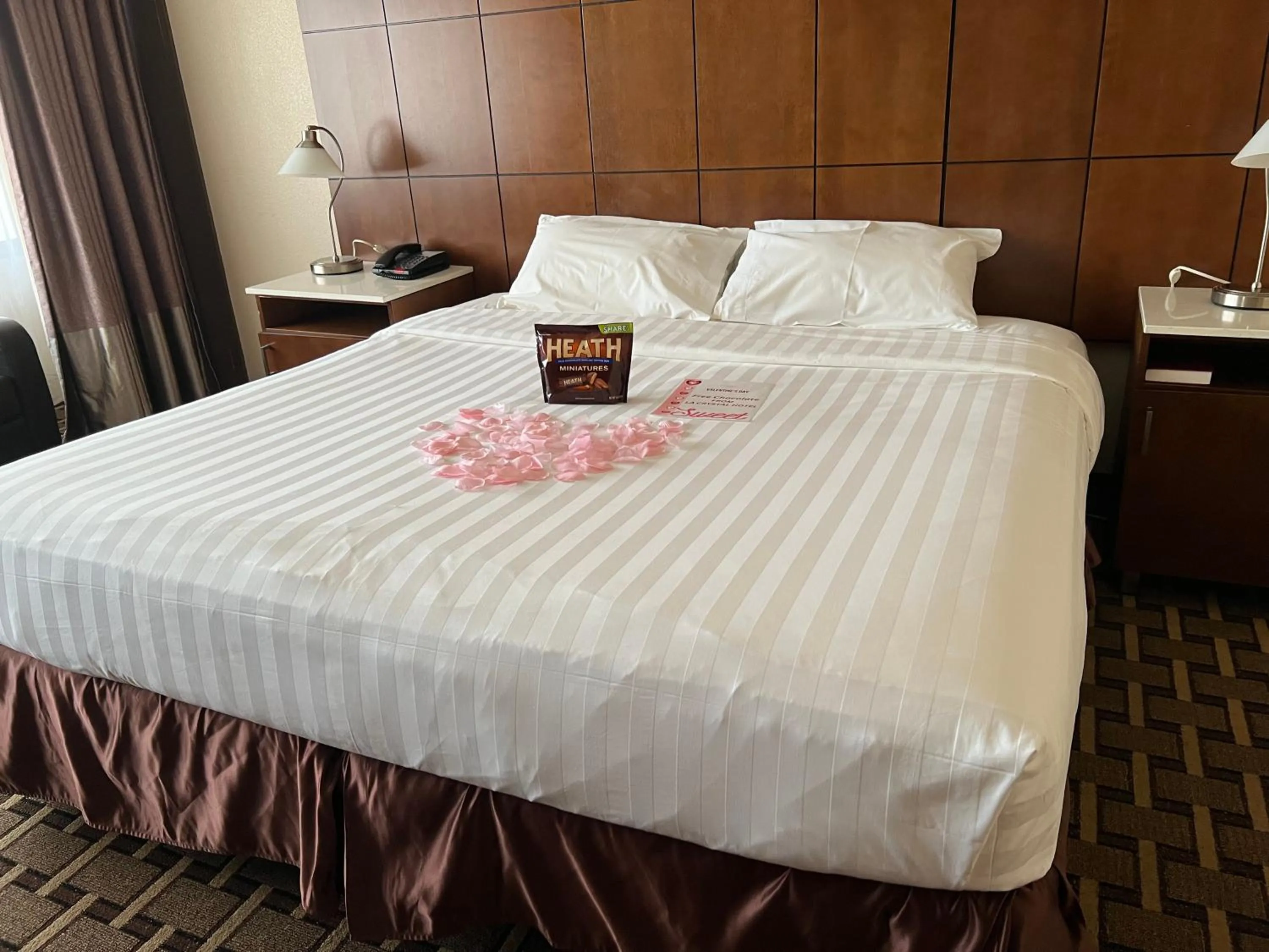 Bedroom in LA Crystal Hotel -Los Angeles-Long Beach Area