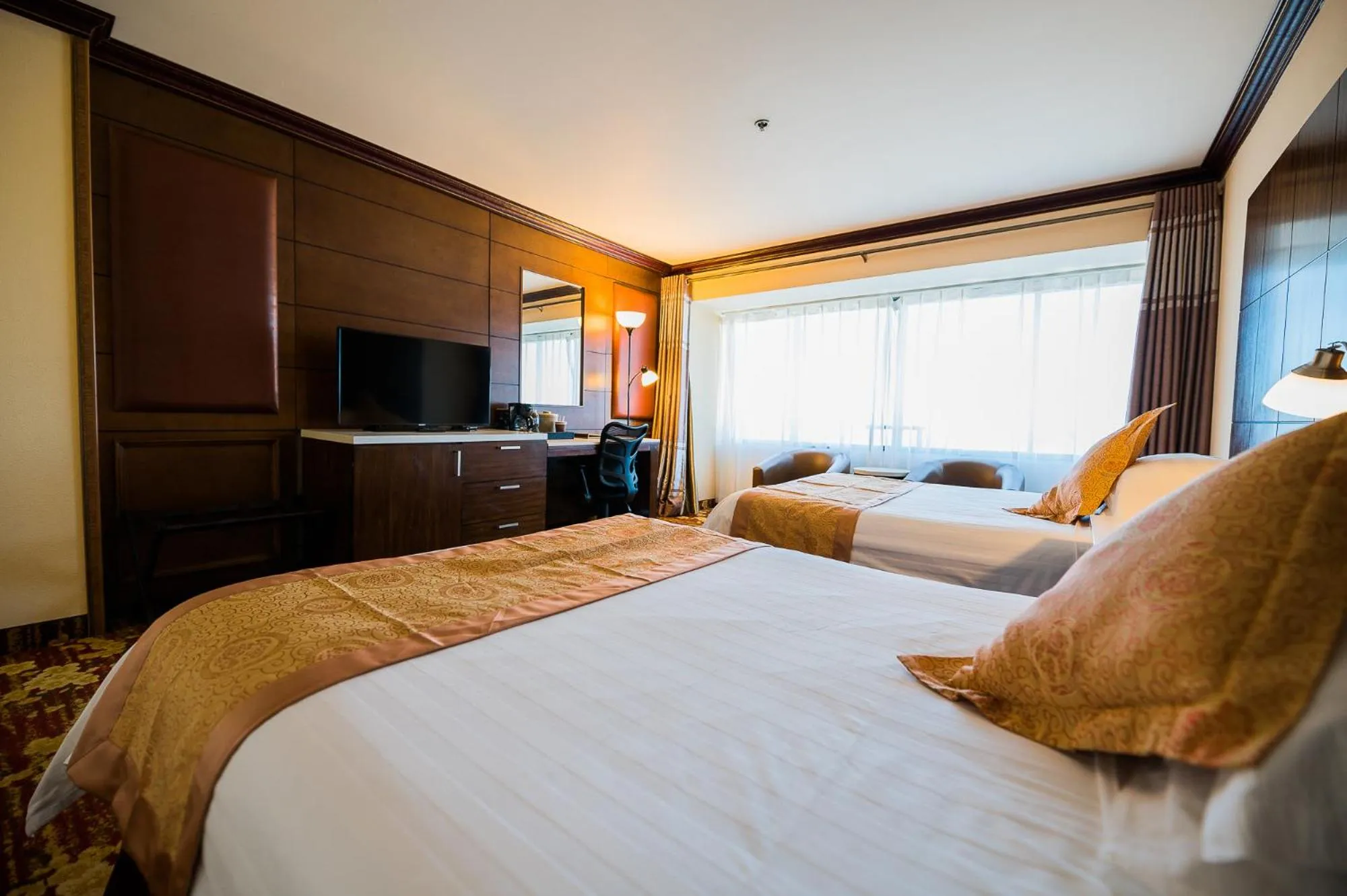 Bedroom in LA Crystal Hotel -Los Angeles-Long Beach Area